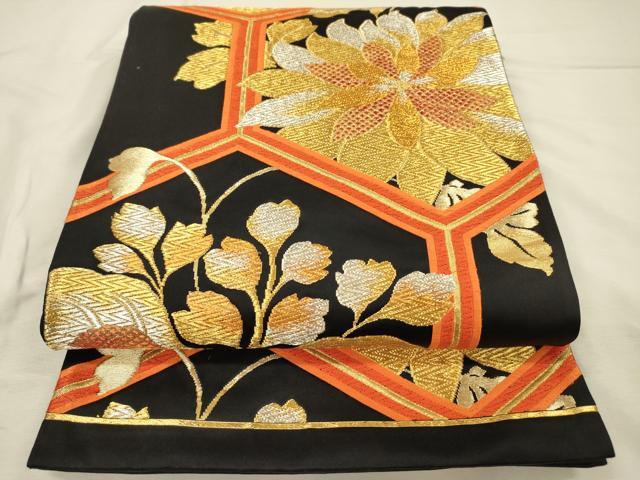 ■■■　サイズ　■■■ 長さ 418cm 幅 30cm程 ■■■　商品詳細　■■■ 【正絹・芯なし】 詳細に関しましては、画像をご確認ください。 大変上質な逸品になります。 お安く出品致しますので、是非この機会にいかがでしょうか？ ※汚れ等に関しましては、着用時には見えない部分になるかと思いますのであまり気にならずお召になれるかと思います。 ■■■　注意事項　■■■ ■モニター発色の具合により色合いが異なる場合がございます。 ■寸法は多少の誤差が生じる場合がございますのでご了承ください。 ■縫込みの長さが左右非対称の場合は短い部分を記載しております。 左右非対称であってもご返品・お値引き等の保証は出来かねますので、ご了承の上ご購入をお願い致します。 ■シミ等のチェックには注意を払っておりますが、見落としがある場合もございますし、個人の見解も様々ですので神経質な方のご購入はお控えください。 ■箪笥に入っておりました着物や帯なので畳みシワや匂いがあるものもございます。 ■お休みは基本的に土日祝となりますが、その他臨時でお休みする場合がございますのでご了承ください。 ■商品の発送は平日のみの発送となります。 ■夜間と土曜、日曜日はお問い合わせの回答が遅れる場合がございます。 ■当店では、お直し、紋入れ、お手入れ等は承っておりません。 ■生地の状態（ヤケ、経年劣化等）によってはサイズ直しが出来ない場合がございます。 その点もどうかご了承のうえ、ご購入をお願いいたします。 ■弊社で取り扱う商品は一点ものにつき、時期や在庫状況に応じて金額が変更となる場合がございます。 ■検針は行っておりません。予めご了承いただきますようお願いいたします。 ■【洗える着物】と記載のある商品におきましては、商品お届け後に洗濯を行ってしまってからのご返品にはご対応しかねます。 念の為、専門店でのお手入れをお願いいたします。 ■写真に写っている物が全てになります。それ以外の付属品はございませんのでご了承ください。 ■状態に関する写真につきましては、掲載可能な写真枚数に限りがあるため、各箇所につき1枚参考画像を掲載しております。 ■着物のサイズ目安は下記を参考ください↓ ＜女性着物＞　お端折り次第で＋5cm　−1cmが着用可能サイズ 　例）身丈170cmの場合、身長160cm〜175cm ＜男性着物＞　身丈＋約25cm〜27cm程が適応身長 　例）身丈155cmの場合、身長180〜182cm
