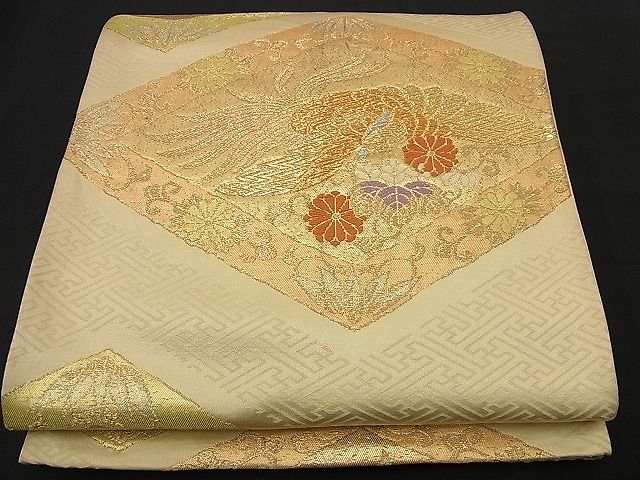 ■■■　サイズ　■■■ 長さ 390cm 幅 30cm程 ■■■　商品詳細　■■■ 【正絹・芯なし】 状態は接写画像のように 太鼓下部・前柄付近から手先にかけて折れ山の薄い汚れがございますが その他特に目立ったシミ汚れなどもなく大変良い状態です。 着用時には見えない部分になるかと思いますのであまり気にならずお召になれるかと思います。 大変上質な逸品になります。 お安く出品致しますので、是非この機会にいかがでしょうか？ ※たれ先一部未かがりですが着用には問題ありません。 ■■■　注意事項　■■■ ■モニター発色の具合により色合いが異なる場合がございます。 ■寸法は多少の誤差が生じる場合がございますのでご了承ください。 ■縫込みの長さが左右非対称の場合は短い部分を記載しております。 左右非対称であってもご返品・お値引き等の保証は出来かねますので、ご了承の上ご購入をお願い致します。 ■シミ等のチェックには注意を払っておりますが、見落としがある場合もございますし、個人の見解も様々ですので神経質な方のご購入はお控えください。 ■箪笥に入っておりました着物や帯なので畳みシワや匂いがあるものもございます。 ■お休みは基本的に土日祝となりますが、その他臨時でお休みする場合がございますのでご了承ください。 ■商品の発送は平日のみの発送となります。 ■夜間と土曜、日曜日はお問い合わせの回答が遅れる場合がございます。 ■当店では、お直し、紋入れ、お手入れ等は承っておりません。 ■生地の状態（ヤケ、経年劣化等）によってはサイズ直しが出来ない場合がございます。 その点もどうかご了承のうえ、ご購入をお願いいたします。 ■弊社で取り扱う商品は一点ものにつき、時期や在庫状況に応じて金額が変更となる場合がございます。 ■検針は行っておりません。予めご了承いただきますようお願いいたします。 ■【洗える着物】と記載のある商品におきましては、商品お届け後に洗濯を行ってしまってからのご返品にはご対応しかねます。 念の為、専門店でのお手入れをお願いいたします。 ■着物のサイズ目安は下記を参考ください↓ ＜女性着物＞　お端折り次第で＋5cm　−1cmが着用可能サイズ 　例）身丈170cmの場合、身長160cm〜175cm ＜男性着物＞　身丈＋約25cm〜27cm程が適応身長 　例）身丈155cmの場合、身長180〜182cm