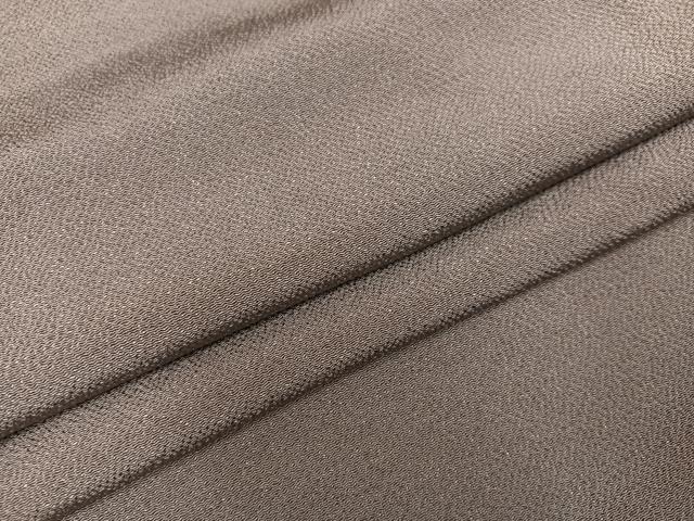 ■■■　サイズ　■■■ 身丈 156.5cm（肩から） 裄丈 65cm 袖丈 47.5cm　縫込み 1cm 袖幅 33cm 前幅 22.5cm 後幅 28.5cm 着物縫いこみ 内揚げ 4cm 裄 お袖側 約0cm　身頃側 約1cm ■■■　商品詳細　■■■ 【正絹・紋なし・未使用】 状態は特に目立ったシミ汚れなどもなく大変良い状態です。 大変上質な逸品になります。 お安く出品致しますので、是非この機会にいかがでしょうか？ ■■■　注意事項　■■■ ■モニター発色の具合により色合いが異なる場合がございます。 ■寸法は多少の誤差が生じる場合がございますのでご了承ください。 ■シミ等のチェックには注意を払っておりますが、見落としがある場合もございますし、個人の見解も様々ですので神経質な方のご購入はお控えください。 ■箪笥に入っておりました着物や帯なので畳みシワや匂いがあるものもございます。 ■お休みは基本的に土日祝となりますが、その他臨時でお休みする場合がございますのでご了承ください。 ■商品の発送は平日のみの発送となります。 ■夜間と土曜、日曜日はお問い合わせの回答が遅れる場合がございます。 ■当店では、お直し、紋入れ、お手入れ等は承っておりません。 ■生地の状態（ヤケ、経年劣化等）によってはサイズ直しが出来ない場合がございます。 その点もどうかご了承のうえ、ご購入をお願いいたします。 ■着物のサイズ目安は下記を参考ください↓ ＜女性着物＞　身長-10cm+5cmが着用可能サイズ(お端折り次第) 　例）身長160cmの方→着物身丈150cm〜165cm ＜男性着物＞　身長-27cm ±5cmが着用可能サイズ 　例）身長170cmの方→着物身丈138cm〜148cm