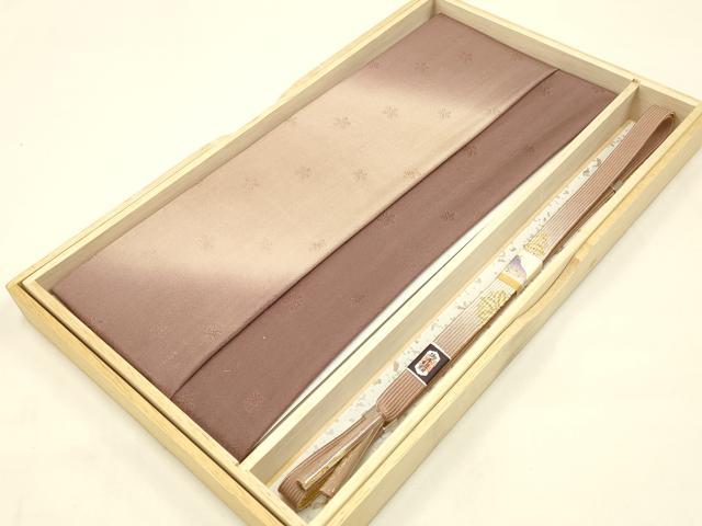 ■■■　サイズ　■■■ %1% ■■■　商品詳細　■■■ 【未使用】 状態は特に目立ったシミ汚れなどもなく大変良い状態です。 大変上質な逸品になります。 お安く出品致しますので、是非この機会にいかがでしょうか？ ■■■　注意事項　■■■ ■モニター発色の具合により色合いが異なる場合がございます。 ■寸法は多少の誤差が生じる場合がございますのでご了承ください。 ■縫込みの長さが左右非対称の場合は短い部分を記載しております。 左右非対称であってもご返品・お値引き等の保証は出来かねますので、ご了承の上ご購入をお願い致します。 ■シミ等のチェックには注意を払っておりますが、見落としがある場合もございますし、個人の見解も様々ですので神経質な方のご購入はお控えください。 ■箪笥に入っておりました着物や帯なので畳みシワや匂いがあるものもございます。 ■お休みは基本的に土日祝となりますが、その他臨時でお休みする場合がございますのでご了承ください。 ■商品の発送は平日のみの発送となります。 ■夜間と土曜、日曜日はお問い合わせの回答が遅れる場合がございます。 ■当店では、お直し、紋入れ、お手入れ等は承っておりません。 ■生地の状態（ヤケ、経年劣化等）によってはサイズ直しが出来ない場合がございます。 その点もどうかご了承のうえ、ご購入をお願いいたします。 ■弊社で取り扱う商品は一点ものにつき、時期や在庫状況に応じて金額が変更となる場合がございます。 ■検針は行っておりません。予めご了承いただきますようお願いいたします。 ■【洗える着物】と記載のある商品におきましては、商品お届け後に洗濯を行ってしまってからのご返品にはご対応しかねます。 念の為、専門店でのお手入れをお願いいたします。 ■着物のサイズ目安は下記を参考ください↓ ＜女性着物＞　お端折り次第で＋5?　−10?が着用可能サイズ 　例）身丈170?の場合、身長160?〜175? ＜男性着物＞　身丈＋約25?〜27?程が適応身長 　例）身丈155?の場合、身長180〜182?