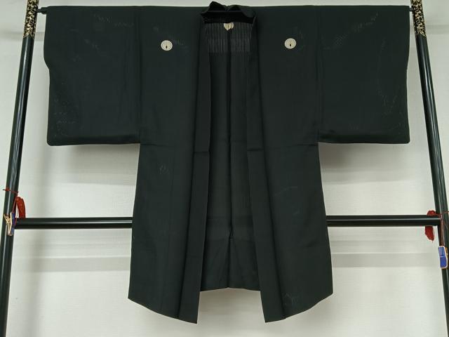 ■■■　サイズ　■■■ 身丈 101cm（肩から） 裄丈 68cm 袖丈 52cm　縫込み 3.5cm 袖幅 33cm 前幅 19cm 後幅 30cm 着物縫いこみ 内揚げ 0cm 裄 お袖側 約1cm　身頃側 約3cm ■■■　商品詳細　■■■ 【正絹・五つ紋】 状態は接写画像のように後身頃・右袖後に薄い汚れがございますが その他特に目立ったシミ汚れなどもなく大変良い状態です。 大変上質な逸品になります。 お安く出品致しますので、是非この機会にいかがでしょうか？ ■■■　注意事項　■■■ ■モニター発色の具合により色合いが異なる場合がございます。 ■寸法は多少の誤差が生じる場合がございますのでご了承ください。 ■縫込みの長さが左右非対称の場合は短い部分を記載しております。 左右非対称であってもご返品・お値引き等の保証は出来かねますので、ご了承の上ご購入をお願い致します。 ■シミ等のチェックには注意を払っておりますが、見落としがある場合もございますし、個人の見解も様々ですので神経質な方のご購入はお控えください。 ■箪笥に入っておりました着物や帯なので畳みシワや匂いがあるものもございます。 ■お休みは基本的に土日祝となりますが、その他臨時でお休みする場合がございますのでご了承ください。 ■商品の発送は平日のみの発送となります。 ■夜間と土曜、日曜日はお問い合わせの回答が遅れる場合がございます。 ■当店では、お直し、紋入れ、お手入れ等は承っておりません。 ■生地の状態（ヤケ、経年劣化等）によってはサイズ直しが出来ない場合がございます。 その点もどうかご了承のうえ、ご購入をお願いいたします。 ■弊社で取り扱う商品は一点ものにつき、時期や在庫状況に応じて金額が変更となる場合がございます。 ■検針は行っておりません。予めご了承いただきますようお願いいたします。 ■【洗える着物】と記載のある商品におきましては、商品お届け後に洗濯を行ってしまってからのご返品にはご対応しかねます。 念の為、専門店でのお手入れをお願いいたします。 ■写真に写っている物が全てになります。それ以外の付属品はございませんのでご了承ください。 ■着物のサイズ目安は下記を参考ください↓ ＜女性着物＞　お端折り次第で＋5cm　−1cmが着用可能サイズ 　例）身丈170cmの場合、身長160cm〜175cm ＜男性着物＞　身丈＋約25cm〜27cm程が適応身長 　例）身丈155cmの場合、身長180〜182cm