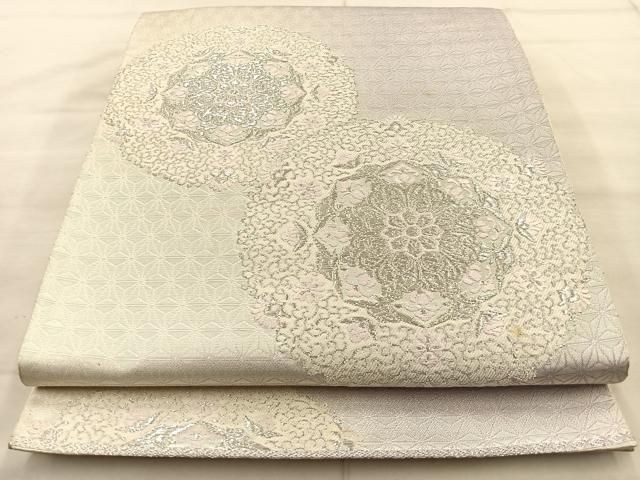 ■■■　サイズ　■■■ 長さ 421cm 幅 30.5cm程 ■■■　商品詳細　■■■ 【正絹・未仕立て】 詳細に関しましては、画像をご確認ください。 大変上質な逸品になります。 お安く出品致しますので、是非この機会にいかがでしょうか？ ※西陣シールの剥がし跡がございます。 ■■■　注意事項　■■■ ■モニター発色の具合により色合いが異なる場合がございます。 ■寸法は多少の誤差が生じる場合がございますのでご了承ください。 ■縫込みの長さが左右非対称の場合は短い部分を記載しております。 左右非対称であってもご返品・お値引き等の保証は出来かねますので、ご了承の上ご購入をお願い致します。 ■シミ等のチェックには注意を払っておりますが、見落としがある場合もございますし、個人の見解も様々ですので神経質な方のご購入はお控えください。 ■箪笥に入っておりました着物や帯なので畳みシワや匂いがあるものもございます。 ■お休みは基本的に土日祝となりますが、その他臨時でお休みする場合がございますのでご了承ください。 ■商品の発送は平日のみの発送となります。 ■夜間と土曜、日曜日はお問い合わせの回答が遅れる場合がございます。 ■当店では、お直し、紋入れ、お手入れ等は承っておりません。 ■生地の状態（ヤケ、経年劣化等）によってはサイズ直しが出来ない場合がございます。 その点もどうかご了承のうえ、ご購入をお願いいたします。 ■弊社で取り扱う商品は一点ものにつき、時期や在庫状況に応じて金額が変更となる場合がございます。 ■検針は行っておりません。予めご了承いただきますようお願いいたします。 ■【洗える着物】と記載のある商品におきましては、商品お届け後に洗濯を行ってしまってからのご返品にはご対応しかねます。 念の為、専門店でのお手入れをお願いいたします。 ■着物のサイズ目安は下記を参考ください↓ ＜女性着物＞　お端折り次第で＋5cm　−1cmが着用可能サイズ 　例）身丈170cmの場合、身長160cm〜175cm ＜男性着物＞　身丈＋約25cm〜27cm程が適応身長 　例）身丈155cmの場合、身長180〜182cm