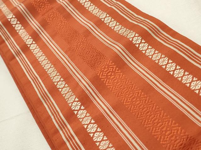 ■■■　サイズ　■■■ 長さ 324cm 幅 13cm程 ■■■　商品詳細　■■■ 【正絹】 詳細に関しましては、画像をご確認ください。 本場筑前博多織は、 福岡県福岡市博多区やその周辺で生産される絹織物です。 仏具のひとつである独鈷、華皿を基にした幾何学模様が織られています。 江戸時代に筑前藩主だった黒田長政が幕府への献上品にしたことから、 博多献上、献上博多とも呼ばれます。 横畝が際立って見える経畝織りという織りになっています。 30〜60本の細い経糸を使うため、こしやはりがあり、 地合が硬く、光沢感があります。 きちんと締まり、くずれにくい、締めやすい帯といわれています。 大変上質な逸品になります。 お安く出品致しますので、是非この機会にいかがでしょうか？ ■■■　注意事項　■■■ ■モニター発色の具合により色合いが異なる場合がございます。 ■寸法は多少の誤差が生じる場合がございますのでご了承ください。 ■縫込みの長さが左右非対称の場合は短い部分を記載しております。 左右非対称であってもご返品・お値引き等の保証は出来かねますので、ご了承の上ご購入をお願い致します。 ■シミ等のチェックには注意を払っておりますが、見落としがある場合もございますし、個人の見解も様々ですので神経質な方のご購入はお控えください。 ■箪笥に入っておりました着物や帯なので畳みシワや匂いがあるものもございます。 ■お休みは基本的に土日祝となりますが、その他臨時でお休みする場合がございますのでご了承ください。 ■商品の発送は平日のみの発送となります。 ■夜間と土曜、日曜日はお問い合わせの回答が遅れる場合がございます。 ■当店では、お直し、紋入れ、お手入れ等は承っておりません。 ■生地の状態（ヤケ、経年劣化等）によってはサイズ直しが出来ない場合がございます。 その点もどうかご了承のうえ、ご購入をお願いいたします。 ■弊社で取り扱う商品は一点ものにつき、時期や在庫状況に応じて金額が変更となる場合がございます。 ■検針は行っておりません。予めご了承いただきますようお願いいたします。 ■【洗える着物】と記載のある商品におきましては、商品お届け後に洗濯を行ってしまってからのご返品にはご対応しかねます。 念の為、専門店でのお手入れをお願いいたします。 ■着物のサイズ目安は下記を参考ください↓ ＜女性着物＞　お端折り次第で＋5cm　−1cmが着用可能サイズ 　例）身丈170cmの場合、身長160cm〜175cm ＜男性着物＞　身丈＋約25cm〜27cm程が適応身長 　例）身丈155cmの場合、身長180〜182cm