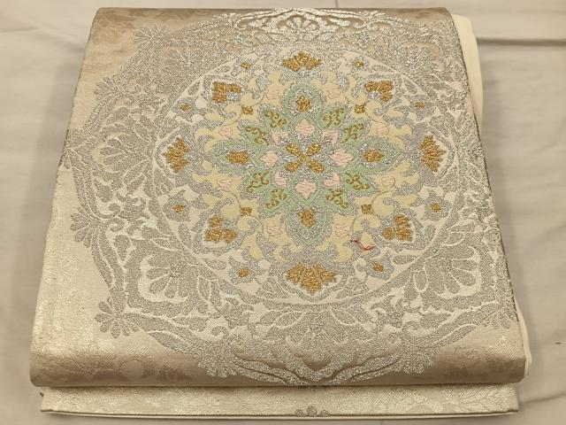 ■■■　サイズ　■■■ 長さ 408cm 幅 30cm程 ■■■　商品詳細　■■■ 【正絹・芯なし】 詳細に関しましては、画像をご確認ください。 大変上質な逸品になります。 お安く出品致しますので、是非この機会にいかがでしょうか？ ※汚れ等に関しましては、着用時には見えない部分になるかと思いますのであまり気にならずお召になれるかと思います。 ■■■　注意事項　■■■ ■モニター発色の具合により色合いが異なる場合がございます。 ■寸法は多少の誤差が生じる場合がございますのでご了承ください。 ■縫込みの長さが左右非対称の場合は短い部分を記載しております。 左右非対称であってもご返品・お値引き等の保証は出来かねますので、ご了承の上ご購入をお願い致します。 ■シミ等のチェックには注意を払っておりますが、見落としがある場合もございますし、個人の見解も様々ですので神経質な方のご購入はお控えください。 ■箪笥に入っておりました着物や帯なので畳みシワや匂いがあるものもございます。 ■お休みは基本的に土日祝となりますが、その他臨時でお休みする場合がございますのでご了承ください。 ■商品の発送は平日のみの発送となります。 ■夜間と土曜、日曜日はお問い合わせの回答が遅れる場合がございます。 ■当店では、お直し、紋入れ、お手入れ等は承っておりません。 ■生地の状態（ヤケ、経年劣化等）によってはサイズ直しが出来ない場合がございます。 その点もどうかご了承のうえ、ご購入をお願いいたします。 ■弊社で取り扱う商品は一点ものにつき、時期や在庫状況に応じて金額が変更となる場合がございます。 ■検針は行っておりません。予めご了承いただきますようお願いいたします。 ■【洗える着物】と記載のある商品におきましては、商品お届け後に洗濯を行ってしまってからのご返品にはご対応しかねます。 念の為、専門店でのお手入れをお願いいたします。 ■写真に写っている物が全てになります。それ以外の付属品はございませんのでご了承ください。 ■着物のサイズ目安は下記を参考ください↓ ＜女性着物＞　お端折り次第で＋5cm　−1cmが着用可能サイズ 　例）身丈170cmの場合、身長160cm〜175cm ＜男性着物＞　身丈＋約25cm〜27cm程が適応身長 　例）身丈155cmの場合、身長180〜182cm