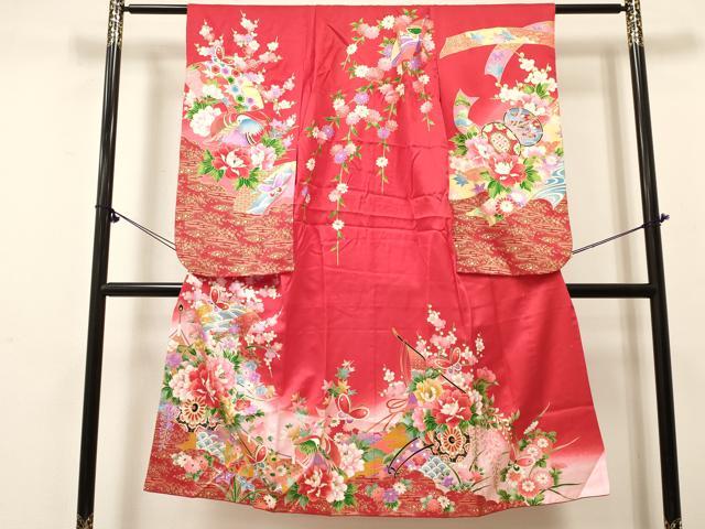 ■■■　サイズ　■■■ 【祝着】 身丈 133.5cm（肩から） 裄丈 51.5cm（肩上げ　4cm） 袖丈 74.5cm　縫込み 2.5cm 袖幅 32.5cm 前幅 19cm 後幅 25.5cm 着物縫いこみ 内揚げ 0cm （腰上げ　0cm） 裄 お袖側 約2cm　身頃側 約1cm ■■■　商品詳細　■■■ 着物【表地：正絹・裏地：化繊・重ね衿：取り外し可能】 状態は接写画像のように下前おくみに薄い汚れがございますが その他特に目立ったシミ汚れなどもなく大変良い状態です。 大変上質な逸品になります。 お安く出品致しますので、是非この機会にいかがでしょうか？ ■■■　注意事項　■■■ ■モニター発色の具合により色合いが異なる場合がございます。 ■寸法は多少の誤差が生じる場合がございますのでご了承ください。 ■縫込みの長さが左右非対称の場合は短い部分を記載しております。 左右非対称であってもご返品・お値引き等の保証は出来かねますので、ご了承の上ご購入をお願い致します。 ■シミ等のチェックには注意を払っておりますが、見落としがある場合もございますし、個人の見解も様々ですので神経質な方のご購入はお控えください。 ■箪笥に入っておりました着物や帯なので畳みシワや匂いがあるものもございます。 ■お休みは基本的に土日祝となりますが、その他臨時でお休みする場合がございますのでご了承ください。 ■商品の発送は平日のみの発送となります。 ■夜間と土曜、日曜日はお問い合わせの回答が遅れる場合がございます。 ■当店では、お直し、紋入れ、お手入れ等は承っておりません。 ■生地の状態（ヤケ、経年劣化等）によってはサイズ直しが出来ない場合がございます。 その点もどうかご了承のうえ、ご購入をお願いいたします。 ■弊社で取り扱う商品は一点ものにつき、時期や在庫状況に応じて金額が変更となる場合がございます。 ■検針は行っておりません。予めご了承いただきますようお願いいたします。 ■【洗える着物】と記載のある商品におきましては、商品お届け後に洗濯を行ってしまってからのご返品にはご対応しかねます。 念の為、専門店でのお手入れをお願いいたします。 ■写真に写っている物が全てになります。それ以外の付属品はございませんのでご了承ください。 ■状態に関する写真につきましては、掲載可能な写真枚数に限りがあるため、各箇所につき1枚参考画像を掲載しております。 ■着物のサイズ目安は下記を参考ください↓ ＜女性着物＞　お端折り次第で＋5cm　－1cmが着用可能サイズ 　例）身丈170cmの場合、身長160cm～175cm ＜男性着物＞　身丈＋約25cm～27cm程が適応身長 　例）身丈155cmの場合、身長180～182cm