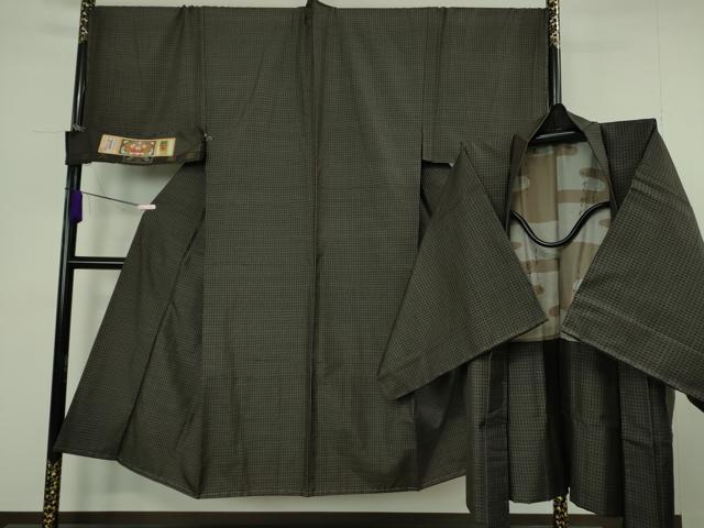 ■■■　サイズ　■■■ 【着物】 身丈 142cm（肩から） 裄丈 73cm 袖丈 48.5cm 袖幅 36.5cm 前幅 27.5cm 後幅 30.5cm 着物縫いこみ 内揚げ 5.5cm 裄 お袖側 約 3cm　身頃側 約 1.5cm 【羽織】 身丈 87.5cm（肩から） 裄丈 74cm 袖丈 49cm 袖幅 37.5cm 前幅 20cm 後幅 31.5cm 裄 お袖側 約 3cm　身頃側 約 2.5cm ■■■　商品詳細　■■■ 【正絹・未使用】 状態は特に目立ったシミ汚れなどもなく大変良い状態です。 大変上質な極上の逸品になります。 お安く出品致しますので、是非この機会にいかがでしょうか？ ■■■　注意事項　■■■ ■モニター発色の具合により色合いが異なる場合がございます。 ■寸法は多少の誤差が生じる場合がございますのでご了承ください。 ■縫込みの長さが左右非対称の場合は短い部分を記載しております。 左右非対称であってもご返品・お値引き等の保証は出来かねますので、ご了承の上ご購入をお願い致します。 ■シミ等のチェックには注意を払っておりますが、見落としがある場合もございますし、個人の見解も様々ですので神経質な方のご購入はお控えください。 ■箪笥に入っておりました着物や帯なので畳みシワや匂いがあるものもございます。 ■お休みは基本的に土日祝となりますが、その他臨時でお休みする場合がございますのでご了承ください。 ■商品の発送は平日のみの発送となります。 ■夜間と土曜、日曜日はお問い合わせの回答が遅れる場合がございます。 ■当店では、お直し、紋入れ、お手入れ等は承っておりません。 ■生地の状態（ヤケ、経年劣化等）によってはサイズ直しが出来ない場合がございます。 その点もどうかご了承のうえ、ご購入をお願いいたします。 ■弊社で取り扱う商品は一点ものにつき、時期や在庫状況に応じて金額が変更となる場合がございます。 ■検針は行っておりません。予めご了承いただきますようお願いいたします。 ■【洗える着物】と記載のある商品におきましては、商品お届け後に洗濯を行ってしまってからのご返品にはご対応しかねます。 念の為、専門店でのお手入れをお願いいたします。 ■写真に写っている物が全てになります。 それ以外の付属品はございませんのでご了承ください。 ■状態に関する写真につきましては、掲載可能な写真枚数に限りがあるため、 各箇所につき1枚参考画像を掲載しております。 ■着物のサイズ目安は下記を参考ください↓ ＜女性着物＞　お端折り次第で＋5cm　－10cmが着用可能サイズ 　例）身丈170cmの場合、身長160cm～175cm ＜男性着物＞　身丈＋約25cm～27cm程が適応身長 　例）身丈155cmの場合、身長180cm～182cm