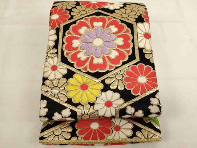 ■■■　サイズ　■■■ 長さ 348cm　幅 21cm程 ■■■　商品詳細　■■■ 【正絹・芯なし】 状態は接写画像のように裏地に汚れがございますが その他特に目立ったシミ汚れなどもなく大変良い状態です。 大変上質な逸品になります。 お安く出品致しますので、是非この機会にいかがでしょうか？ ※アンティークになりますのでお品物の状態の感じ方には個人差がございます。 ご理解の上でのご入札をお願い致します。 ■■■　注意事項　■■■ ■モニター発色の具合により色合いが異なる場合がございます。 ■寸法は多少の誤差が生じる場合がございますのでご了承ください。 ■縫込みの長さが左右非対称の場合は短い部分を記載しております。 左右非対称であってもご返品・お値引き等の保証は出来かねますので、ご了承の上ご購入をお願い致します。 ■シミ等のチェックには注意を払っておりますが、見落としがある場合もございますし、個人の見解も様々ですので神経質な方のご購入はお控えください。 ■箪笥に入っておりました着物や帯なので畳みシワや匂いがあるものもございます。 ■お休みは基本的に土日祝となりますが、その他臨時でお休みする場合がございますのでご了承ください。 ■商品の発送は平日のみの発送となります。 ■夜間と土曜、日曜日はお問い合わせの回答が遅れる場合がございます。 ■当店では、お直し、紋入れ、お手入れ等は承っておりません。 ■生地の状態（ヤケ、経年劣化等）によってはサイズ直しが出来ない場合がございます。 その点もどうかご了承のうえ、ご購入をお願いいたします。 ■弊社で取り扱う商品は一点ものにつき、時期や在庫状況に応じて金額が変更となる場合がございます。 ■検針は行っておりません。予めご了承いただきますようお願いいたします。 ■【洗える着物】と記載のある商品におきましては、商品お届け後に洗濯を行ってしまってからのご返品にはご対応しかねます。 念の為、専門店でのお手入れをお願いいたします。 ■写真に写っている物が全てになります。それ以外の付属品はございませんのでご了承ください。 ■状態に関する写真につきましては、掲載可能な写真枚数に限りがあるため、各箇所につき1枚参考画像を掲載しております。 ■着物のサイズ目安は下記を参考ください↓ ＜女性着物＞　お端折り次第で＋5cm　−1cmが着用可能サイズ 　例）身丈170cmの場合、身長160cm〜175cm ＜男性着物＞　身丈＋約25cm〜27cm程が適応身長 　例）身丈155cmの場合、身長180〜182cm