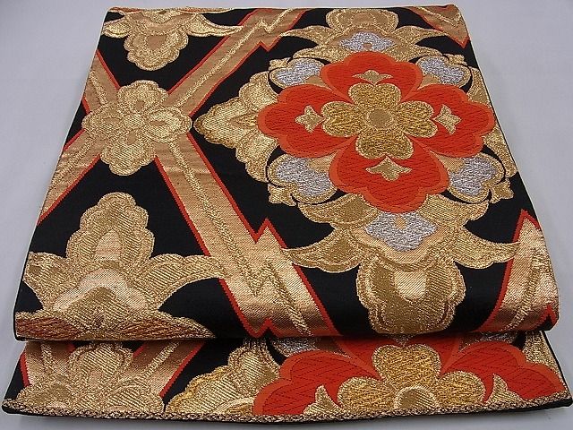 ■■■　サイズ　■■■ 長さ 404cm 幅 30cm程 ■■■　商品詳細　■■■ 【正絹・芯なし・関西仕立て】 状態は締めてはおりますが 特に目立ったシミ汚れなどもなく大変良い状態です。 大変上質な逸品になります。 お安く出品致しますので、是非この機会にいかがでしょうか？ ※たれ先一部未かがりですが着用には問題ありません。 ■■■　注意事項　■■■ ■モニター発色の具合により色合いが異なる場合がございます。 ■寸法は多少の誤差が生じる場合がございますのでご了承ください。 ■縫込みの長さが左右非対称の場合は短い部分を記載しております。 左右非対称であってもご返品・お値引き等の保証は出来かねますので、ご了承の上ご購入をお願い致します。 ■シミ等のチェックには注意を払っておりますが、見落としがある場合もございますし、個人の見解も様々ですので神経質な方のご購入はお控えください。 ■箪笥に入っておりました着物や帯なので畳みシワや匂いがあるものもございます。 ■お休みは基本的に土日祝となりますが、その他臨時でお休みする場合がございますのでご了承ください。 ■商品の発送は平日のみの発送となります。 ■夜間と土曜、日曜日はお問い合わせの回答が遅れる場合がございます。 ■当店では、お直し、紋入れ、お手入れ等は承っておりません。 ■生地の状態（ヤケ、経年劣化等）によってはサイズ直しが出来ない場合がございます。 その点もどうかご了承のうえ、ご購入をお願いいたします。 ■弊社で取り扱う商品は一点ものにつき、時期や在庫状況に応じて金額が変更となる場合がございます。 ■検針は行っておりません。予めご了承いただきますようお願いいたします。 ■【洗える着物】と記載のある商品におきましては、商品お届け後に洗濯を行ってしまってからのご返品にはご対応しかねます。 念の為、専門店でのお手入れをお願いいたします。 ■着物のサイズ目安は下記を参考ください↓ ＜女性着物＞　お端折り次第で＋5cm　−1cmが着用可能サイズ 　例）身丈170cmの場合、身長160cm〜175cm ＜男性着物＞　身丈＋約25cm〜27cm程が適応身長 　例）身丈155cmの場合、身長180〜182cm