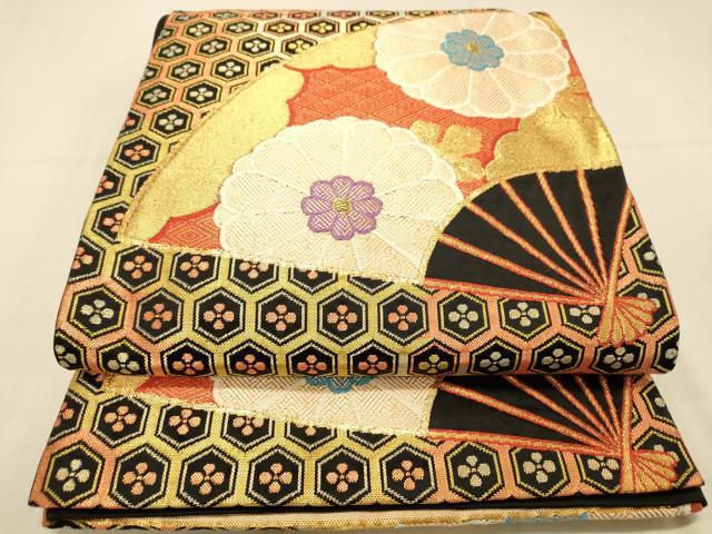 ■■■　サイズ　■■■ 長さ 412cm 幅 30cm程 ■■■　商品詳細　■■■ 【正絹・芯なし】 詳細に関しましては、画像をご確認ください。 大変上質な逸品になります。 お安く出品致しますので、是非この機会にいかがでしょうか？ ■■■　注意事項　■■■ ■モニター発色の具合により色合いが異なる場合がございます。 ■寸法は多少の誤差が生じる場合がございますのでご了承ください。 ■縫込みの長さが左右非対称の場合は短い部分を記載しております。 左右非対称であってもご返品・お値引き等の保証は出来かねますので、ご了承の上ご購入をお願い致します。 ■シミ等のチェックには注意を払っておりますが、見落としがある場合もございますし、個人の見解も様々ですので神経質な方のご購入はお控えください。 ■箪笥に入っておりました着物や帯なので畳みシワや匂いがあるものもございます。 ■お休みは基本的に土日祝となりますが、その他臨時でお休みする場合がございますのでご了承ください。 ■商品の発送は平日のみの発送となります。 ■夜間と土曜、日曜日はお問い合わせの回答が遅れる場合がございます。 ■当店では、お直し、紋入れ、お手入れ等は承っておりません。 ■生地の状態（ヤケ、経年劣化等）によってはサイズ直しが出来ない場合がございます。 その点もどうかご了承のうえ、ご購入をお願いいたします。 ■弊社で取り扱う商品は一点ものにつき、時期や在庫状況に応じて金額が変更となる場合がございます。 ■検針は行っておりません。予めご了承いただきますようお願いいたします。 ■【洗える着物】と記載のある商品におきましては、商品お届け後に洗濯を行ってしまってからのご返品にはご対応しかねます。 念の為、専門店でのお手入れをお願いいたします。 ■着物のサイズ目安は下記を参考ください↓ ＜女性着物＞　お端折り次第で＋5cm　−1cmが着用可能サイズ 　例）身丈170cmの場合、身長160cm〜175cm ＜男性着物＞　身丈＋約25cm〜27cm程が適応身長 　例）身丈155cmの場合、身長180〜182cm