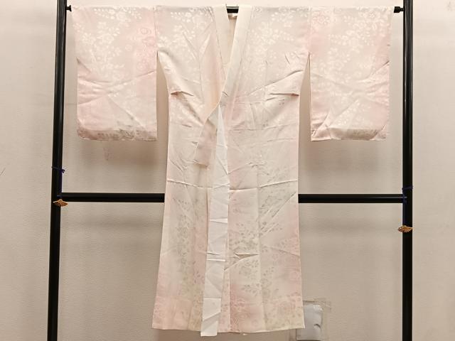 ■■■　サイズ　■■■ 身丈 127.5cm（肩から） 裄丈 64.5cm 袖丈 55cm　縫込み 4.5cm 袖幅 32.5cm 前幅 28.5cm 後幅 32cm 着物縫いこみ 内揚げ 0cm 裄 お袖側 約3cm　身頃側 約2cm ■■■　商品詳細　■■■ 【正絹】 状態は特に目立ったシミ汚れなどもなく大変良い状態です。 大変上質な逸品になります。 お安く出品致しますので、是非この機会にいかがでしょうか？ ■■■　注意事項　■■■ ■モニター発色の具合により色合いが異なる場合がございます。 ■寸法は多少の誤差が生じる場合がございますのでご了承ください。 ■縫込みの長さが左右非対称の場合は短い部分を記載しております。 左右非対称であってもご返品・お値引き等の保証は出来かねますので、ご了承の上ご購入をお願い致します。 ■シミ等のチェックには注意を払っておりますが、見落としがある場合もございますし、個人の見解も様々ですので神経質な方のご購入はお控えください。 ■箪笥に入っておりました着物や帯なので畳みシワや匂いがあるものもございます。 ■お休みは基本的に土日祝となりますが、その他臨時でお休みする場合がございますのでご了承ください。 ■商品の発送は平日のみの発送となります。 ■夜間と土曜、日曜日はお問い合わせの回答が遅れる場合がございます。 ■当店では、お直し、紋入れ、お手入れ等は承っておりません。 ■生地の状態（ヤケ、経年劣化等）によってはサイズ直しが出来ない場合がございます。 その点もどうかご了承のうえ、ご購入をお願いいたします。 ■弊社で取り扱う商品は一点ものにつき、時期や在庫状況に応じて金額が変更となる場合がございます。 ■検針は行っておりません。予めご了承いただきますようお願いいたします。 ■【洗える着物】と記載のある商品におきましては、商品お届け後に洗濯を行ってしまってからのご返品にはご対応しかねます。 念の為、専門店でのお手入れをお願いいたします。 ■写真に写っている物が全てになります。それ以外の付属品はございませんのでご了承ください。 ■状態に関する写真につきましては、掲載可能な写真枚数に限りがあるため、各箇所につき1枚参考画像を掲載しております。 ■着物のサイズ目安は下記を参考ください↓ ＜女性着物＞　お端折り次第で＋5cm　－1cmが着用可能サイズ 　例）身丈170cmの場合、身長160cm～175cm ＜男性着物＞　身丈＋約25cm～27cm程が適応身長 　例）身丈155cmの場合、身長180～182cm