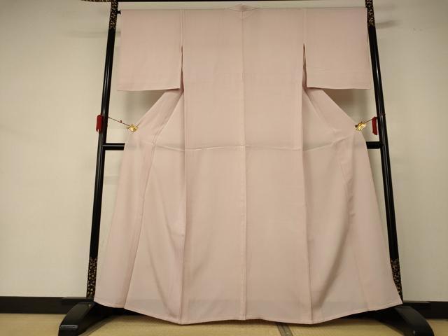 ■■■　サイズ　■■■ 身丈 160.5cm（肩から） 裄丈 66.5cm 袖丈 49cm　縫込み 4cm 袖幅 33.5cm 前幅 26.5cm 後幅 30cm 着物縫いこみ 内揚げ 4cm 裄 お袖側 約1cm　身頃側 約1cm ■■■　商品詳細　■■■ 【正絹・一つ紋】 状態は接写画像のように背伏せ・下前に薄い汚れがございますが その他特に目立ったシミ汚れなどもなく大変良い状態です。 大変上質な逸品になります。 お安く出品致しますので、是非この機会にいかがでしょうか？ ■■■　注意事項　■■■ ■モニター発色の具合により色合いが異なる場合がございます。 ■寸法は多少の誤差が生じる場合がございますのでご了承ください。 ■縫込みの長さが左右非対称の場合は短い部分を記載しております。 左右非対称であってもご返品・お値引き等の保証は出来かねますので、ご了承の上ご購入をお願い致します。 ■シミ等のチェックには注意を払っておりますが、見落としがある場合もございますし、個人の見解も様々ですので神経質な方のご購入はお控えください。 ■箪笥に入っておりました着物や帯なので畳みシワや匂いがあるものもございます。 ■お休みは基本的に土日祝となりますが、その他臨時でお休みする場合がございますのでご了承ください。 ■商品の発送は平日のみの発送となります。 ■夜間と土曜、日曜日はお問い合わせの回答が遅れる場合がございます。 ■当店では、お直し、紋入れ、お手入れ等は承っておりません。 ■生地の状態（ヤケ、経年劣化等）によってはサイズ直しが出来ない場合がございます。 その点もどうかご了承のうえ、ご購入をお願いいたします。 ■弊社で取り扱う商品は一点ものにつき、時期や在庫状況に応じて金額が変更となる場合がございます。 ■検針は行っておりません。予めご了承いただきますようお願いいたします。 ■【洗える着物】と記載のある商品におきましては、商品お届け後に洗濯を行ってしまってからのご返品にはご対応しかねます。 念の為、専門店でのお手入れをお願いいたします。 ■着物のサイズ目安は下記を参考ください↓ ＜女性着物＞　お端折り次第で＋5cm　−1cmが着用可能サイズ 　例）身丈170cmの場合、身長160cm〜175cm ＜男性着物＞　身丈＋約25cm〜27cm程が適応身長 　例）身丈155cmの場合、身長180〜182cm