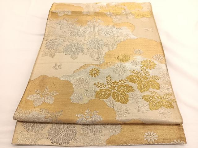 ■■■　サイズ　■■■ 長さ 394cm 幅 30cm程 ■■■　商品詳細　■■■ 【正絹・芯なし】 詳細に関しましては、画像をご確認ください。 大変上質な逸品になります。 お安く出品致しますので、是非この機会にいかがでしょうか？ ※表地所々に銀糸の変色ございます。 ※たれ先内側にペン書きがございます。 ■■■　注意事項　■■■ ■モニター発色の具合により色合いが異なる場合がございます。 ■寸法は多少の誤差が生じる場合がございますのでご了承ください。 ■縫込みの長さが左右非対称の場合は短い部分を記載しております。 左右非対称であってもご返品・お値引き等の保証は出来かねますので、ご了承の上ご購入をお願い致します。 ■シミ等のチェックには注意を払っておりますが、見落としがある場合もございますし、個人の見解も様々ですので神経質な方のご購入はお控えください。 ■箪笥に入っておりました着物や帯なので畳みシワや匂いがあるものもございます。 ■お休みは基本的に土日祝となりますが、その他臨時でお休みする場合がございますのでご了承ください。 ■商品の発送は平日のみの発送となります。 ■夜間と土曜、日曜日はお問い合わせの回答が遅れる場合がございます。 ■当店では、お直し、紋入れ、お手入れ等は承っておりません。 ■生地の状態（ヤケ、経年劣化等）によってはサイズ直しが出来ない場合がございます。 その点もどうかご了承のうえ、ご購入をお願いいたします。 ■弊社で取り扱う商品は一点ものにつき、時期や在庫状況に応じて金額が変更となる場合がございます。 ■検針は行っておりません。予めご了承いただきますようお願いいたします。 ■【洗える着物】と記載のある商品におきましては、商品お届け後に洗濯を行ってしまってからのご返品にはご対応しかねます。 念の為、専門店でのお手入れをお願いいたします。 ■着物のサイズ目安は下記を参考ください↓ ＜女性着物＞　お端折り次第で＋5cm　−1cmが着用可能サイズ 　例）身丈170cmの場合、身長160cm〜175cm ＜男性着物＞　身丈＋約25cm〜27cm程が適応身長 　例）身丈155cmの場合、身長180〜182cm