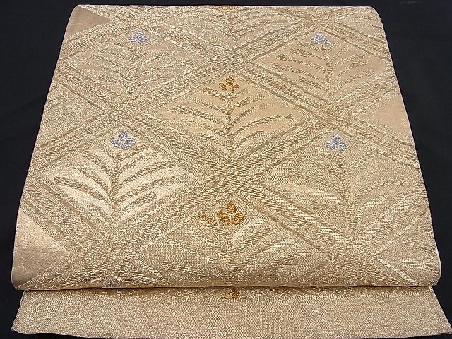 ■■■　サイズ　■■■ 長さ 416cm 幅 30cm程 ■■■　商品詳細　■■■ 【正絹】状態は接写画像のように裏地に所々薄いアクがございますがその他特に目立ったシミ汚れなどもなく大変良い状態です。大変上質な逸品になります。お安く出品致しますので、是非この機会にいかがでしょうか？ ■■■　注意事項　■■■ ■モニター発色の具合により色合いが異なる場合がございます。 ■寸法は多少の誤差が生じる場合がございますのでご了承ください。 ■縫込みの長さが左右非対称の場合は短い部分を記載しております。 左右非対称であってもご返品・お値引き等の保証は出来かねますので、ご了承の上ご購入をお願い致します。 ■シミ等のチェックには注意を払っておりますが、見落としがある場合もございますし、個人の見解も様々ですので神経質な方のご購入はお控えください。 ■箪笥に入っておりました着物や帯なので畳みシワや匂いがあるものもございます。 ■お休みは基本的に土日祝となりますが、その他臨時でお休みする場合がございますのでご了承ください。 ■商品の発送は平日のみの発送となります。 ■夜間と土曜、日曜日はお問い合わせの回答が遅れる場合がございます。 ■当店では、お直し、紋入れ、お手入れ等は承っておりません。 ■生地の状態（ヤケ、経年劣化等）によってはサイズ直しが出来ない場合がございます。 その点もどうかご了承のうえ、ご購入をお願いいたします。 ■弊社で取り扱う商品は一点ものにつき、時期や在庫状況に応じて金額が変更となる場合がございます。 ■検針は行っておりません。予めご了承いただきますようお願いいたします。 ■【洗える着物】と記載のある商品におきましては、商品お届け後に洗濯を行ってしまってからのご返品にはご対応しかねます。 念の為、専門店でのお手入れをお願いいたします。 ■着物のサイズ目安は下記を参考ください↓ ＜女性着物＞　お端折り次第で＋5cm　−1cmが着用可能サイズ 　例）身丈170cmの場合、身長160cm〜175cm ＜男性着物＞　身丈＋約25cm〜27cm程が適応身長 　例）身丈155cmの場合、身長180〜182cm