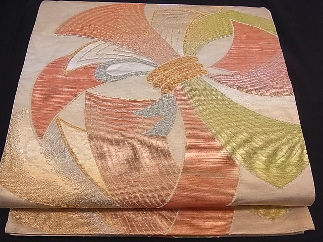 ■■■　サイズ　■■■ 長さ 412cm 幅 30cm程 ■■■　商品詳細　■■■ 【正絹・芯なし】 状態は接写画像のように 柄止まりに折れ山の薄い汚れ、裏地に薄い汚れがございますが その他特に目立ったシミ汚れなどもなく大変良い状態です。 着用時には見えない部分になりますのであまり気にならずお召になれるかと思います。 大変上質な逸品になります。 お安く出品致しますので、是非この機会にいかがでしょうか？ ※たれ先手先未かがりですが着用には問題ありません。 ■■■　注意事項　■■■ ■モニター発色の具合により色合いが異なる場合がございます。 ■寸法は多少の誤差が生じる場合がございますのでご了承ください。 ■縫込みの長さが左右非対称の場合は短い部分を記載しております。 左右非対称であってもご返品・お値引き等の保証は出来かねますので、ご了承の上ご購入をお願い致します。 ■シミ等のチェックには注意を払っておりますが、見落としがある場合もございますし、個人の見解も様々ですので神経質な方のご購入はお控えください。 ■箪笥に入っておりました着物や帯なので畳みシワや匂いがあるものもございます。 ■お休みは基本的に土日祝となりますが、その他臨時でお休みする場合がございますのでご了承ください。 ■商品の発送は平日のみの発送となります。 ■夜間と土曜、日曜日はお問い合わせの回答が遅れる場合がございます。 ■当店では、お直し、紋入れ、お手入れ等は承っておりません。 ■生地の状態（ヤケ、経年劣化等）によってはサイズ直しが出来ない場合がございます。 その点もどうかご了承のうえ、ご購入をお願いいたします。 ■弊社で取り扱う商品は一点ものにつき、時期や在庫状況に応じて金額が変更となる場合がございます。 ■検針は行っておりません。予めご了承いただきますようお願いいたします。 ■【洗える着物】と記載のある商品におきましては、商品お届け後に洗濯を行ってしまってからのご返品にはご対応しかねます。 念の為、専門店でのお手入れをお願いいたします。 ■着物のサイズ目安は下記を参考ください↓ ＜女性着物＞　お端折り次第で＋5cm　−1cmが着用可能サイズ 　例）身丈170cmの場合、身長160cm〜175cm ＜男性着物＞　身丈＋約25cm〜27cm程が適応身長 　例）身丈155cmの場合、身長180〜182cm