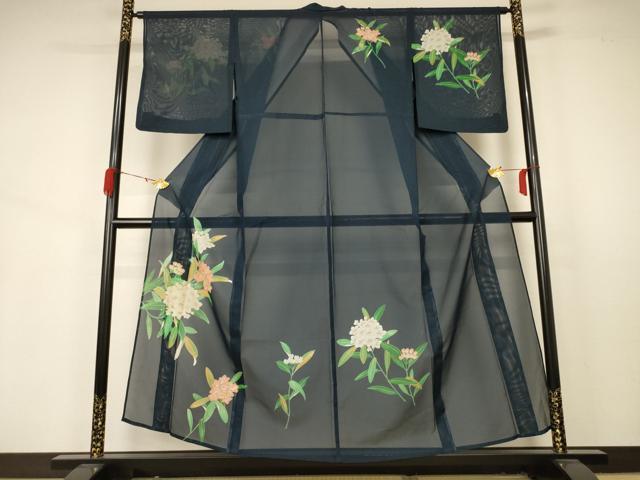 ■■■　サイズ　■■■ 身丈 155.5cm（肩から） 裄丈 63.5cm 袖丈 49cm　縫込み 6cm 袖幅 32cm 前幅 24.5cm 後幅 31cm 着物縫いこみ 内揚げ 0cm 裄 お袖側 約1.5cm　身頃側 約1cm ■■■　商品詳細　■■■ 【化繊】 状態は接写画像のように上前おくみ・上前・衿山に薄い汚れがございますが その他特に目立ったシミ汚れなどもなく大変良い状態です。 お安く出品致しますので、是非この機会にいかがでしょうか？ ■■■　注意事項　■■■ ■モニター発色の具合により色合いが異なる場合がございます。 ■寸法は多少の誤差が生じる場合がございますのでご了承ください。 ■縫込みの長さが左右非対称の場合は短い部分を記載しております。 左右非対称であってもご返品・お値引き等の保証は出来かねますので、ご了承の上ご購入をお願い致します。 ■シミ等のチェックには注意を払っておりますが、見落としがある場合もございますし、個人の見解も様々ですので神経質な方のご購入はお控えください。 ■箪笥に入っておりました着物や帯なので畳みシワや匂いがあるものもございます。 ■お休みは基本的に土日祝となりますが、その他臨時でお休みする場合がございますのでご了承ください。 ■商品の発送は平日のみの発送となります。 ■夜間と土曜、日曜日はお問い合わせの回答が遅れる場合がございます。 ■当店では、お直し、紋入れ、お手入れ等は承っておりません。 ■生地の状態（ヤケ、経年劣化等）によってはサイズ直しが出来ない場合がございます。 その点もどうかご了承のうえ、ご購入をお願いいたします。 ■弊社で取り扱う商品は一点ものにつき、時期や在庫状況に応じて金額が変更となる場合がございます。 ■検針は行っておりません。予めご了承いただきますようお願いいたします。 ■【洗える着物】と記載のある商品におきましては、商品お届け後に洗濯を行ってしまってからのご返品にはご対応しかねます。 念の為、専門店でのお手入れをお願いいたします。 ■着物のサイズ目安は下記を参考ください↓ ＜女性着物＞　お端折り次第で＋5?　−10?が着用可能サイズ 　例）身丈170?の場合、身長160?〜175? ＜男性着物＞　身丈＋約25?〜27?程が適応身長 　例）身丈155?の場合、身長180〜182?