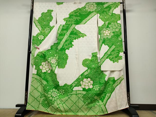 ■■■　サイズ　■■■ 身丈 166cm（肩から） 裄丈 67cm 袖丈 105cm　縫込み 10cm 袖幅 35cm 前幅 24cm 後幅 29cm 着物縫いこみ 内揚げ 2cm 裄 お袖側 約1cm　身頃側 約3cm ■■■　商品詳細　■■■ 【正絹】 状態は接写画像のように表地所々・両袖・胴裏・八掛に薄い汚れがございますが その他特に目立ったシミ汚れなどもなく大変良い状態です。 大変上質な逸品になります。 お安く出品致しますので、是非この機会にいかがでしょうか？ ■■■　注意事項　■■■ ■モニター発色の具合により色合いが異なる場合がございます。 ■寸法は多少の誤差が生じる場合がございますのでご了承ください。 ■縫込みの長さが左右非対称の場合は短い部分を記載しております。 左右非対称であってもご返品・お値引き等の保証は出来かねますので、ご了承の上ご購入をお願い致します。 ■シミ等のチェックには注意を払っておりますが、見落としがある場合もございますし、個人の見解も様々ですので神経質な方のご購入はお控えください。 ■箪笥に入っておりました着物や帯なので畳みシワや匂いがあるものもございます。 ■お休みは基本的に土日祝となりますが、その他臨時でお休みする場合がございますのでご了承ください。 ■商品の発送は平日のみの発送となります。 ■夜間と土曜、日曜日はお問い合わせの回答が遅れる場合がございます。 ■当店では、お直し、紋入れ、お手入れ等は承っておりません。 ■生地の状態（ヤケ、経年劣化等）によってはサイズ直しが出来ない場合がございます。 その点もどうかご了承のうえ、ご購入をお願いいたします。 ■弊社で取り扱う商品は一点ものにつき、時期や在庫状況に応じて金額が変更となる場合がございます。 ■検針は行っておりません。予めご了承いただきますようお願いいたします。 ■【洗える着物】と記載のある商品におきましては、商品お届け後に洗濯を行ってしまってからのご返品にはご対応しかねます。 念の為、専門店でのお手入れをお願いいたします。 ■着物のサイズ目安は下記を参考ください↓ ＜女性着物＞　お端折り次第で＋5cm　−1cmが着用可能サイズ 　例）身丈170cmの場合、身長160cm〜175cm ＜男性着物＞　身丈＋約25cm〜27cm程が適応身長 　例）身丈155cmの場合、身長180〜182cm