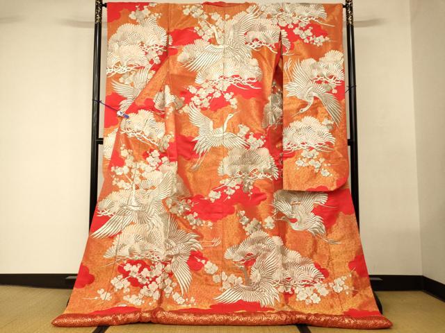 ■■■　サイズ　■■■ 身丈 189cm（肩から） 裄丈 65cm 袖丈 106cm　縫込み 5.5cm 袖幅 33.5cm 前幅 24cm 後幅 30.5cm 着物縫いこみ 内揚げ 0cm 裄 お袖側 約2cm　身頃側 約1cm ■■■　商品詳細　■■■ 【正絹・ふき綿仕立て】 状態は接写画像のように表地に汚れと糸解け、袖口に薄い汚れがございますが その他特に目立ったシミ汚れなどもなく大変良い状態です。 大変上質な逸品になります。 お安く出品致しますので、是非この機会にいかがでしょうか？ ■■■　注意事項　■■■ ■モニター発色の具合により色合いが異なる場合がございます。 ■寸法は多少の誤差が生じる場合がございますのでご了承ください。 ■縫込みの長さが左右非対称の場合は短い部分を記載しております。 左右非対称であってもご返品・お値引き等の保証は出来かねますので、ご了承の上ご購入をお願い致します。 ■シミ等のチェックには注意を払っておりますが、見落としがある場合もございますし、個人の見解も様々ですので神経質な方のご購入はお控えください。 ■箪笥に入っておりました着物や帯なので畳みシワや匂いがあるものもございます。 ■お休みは基本的に土日祝となりますが、その他臨時でお休みする場合がございますのでご了承ください。 ■商品の発送は平日のみの発送となります。 ■夜間と土曜、日曜日はお問い合わせの回答が遅れる場合がございます。 ■当店では、お直し、紋入れ、お手入れ等は承っておりません。 ■生地の状態（ヤケ、経年劣化等）によってはサイズ直しが出来ない場合がございます。 その点もどうかご了承のうえ、ご購入をお願いいたします。 ■弊社で取り扱う商品は一点ものにつき、時期や在庫状況に応じて金額が変更となる場合がございます。 ■検針は行っておりません。予めご了承いただきますようお願いいたします。 ■【洗える着物】と記載のある商品におきましては、商品お届け後に洗濯を行ってしまってからのご返品にはご対応しかねます。 念の為、専門店でのお手入れをお願いいたします。 ■写真に写っている物が全てになります。 それ以外の付属品はございませんのでご了承ください。 ■状態に関する写真につきましては、掲載可能な写真枚数に限りがあるため、 各箇所につき1枚参考画像を掲載しております。 ■着物のサイズ目安は下記を参考ください↓ ＜女性着物＞　お端折り次第で＋5cm　−10cmが着用可能サイズ 　例）身丈170cmの場合、身長160cm〜175cm ＜男性着物＞　身丈＋約25cm〜27cm程が適応身長 　例）身丈155cmの場合、身長180cm〜182cm