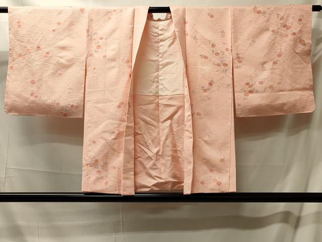 ■■■　サイズ　■■■ 身丈 75.5cm（肩から） 裄丈 63.5cm 袖丈 46cm　縫込み 4.5cm 袖幅 32.5cm 前幅 17cm 後幅 29.5cm 裄 お袖側 約0cm　身頃側 約4cm ■■■　商品詳細　■■■ 【正絹・未使用】 状態は特に目立ったシミ汚れなどもなく大変良い状態です。 大変上質な逸品になります。 お安く出品致しますので、是非この機会にいかがでしょうか？ ■■■　注意事項　■■■ ■モニター発色の具合により色合いが異なる場合がございます。 ■寸法は多少の誤差が生じる場合がございますのでご了承ください。 ■縫込みの長さが左右非対称の場合は短い部分を記載しております。 左右非対称であってもご返品・お値引き等の保証は出来かねますので、ご了承の上ご購入をお願い致します。 ■シミ等のチェックには注意を払っておりますが、見落としがある場合もございますし、個人の見解も様々ですので神経質な方のご購入はお控えください。 ■汚れやシミの種類につきましては、専門ではない為、正確な判別が難しく商品説明では種類を特定せず、汚れやシミと記載させております。 恐れ入りますが、ご了承くださいますようお願い申し上げます。 ■箪笥に入っておりました着物や帯なので畳みシワや匂いがあるものもございます。 ■お休みは基本的に土日祝となりますが、その他臨時でお休みする場合がございますのでご了承ください。 ■商品の発送は平日のみの発送となります。 ■夜間と土曜、日曜日はお問い合わせの回答が遅れる場合がございます。 ■当店では、お直し、紋入れ、お手入れ等は承っておりません。 ■生地の状態（ヤケ、経年劣化等）によってはサイズ直しが出来ない場合がございます。 その点もどうかご了承のうえ、ご購入をお願いいたします。 ■弊社で取り扱う商品は一点ものにつき、時期や在庫状況に応じて金額が変更となる場合がございます。 ■検針は行っておりません。予めご了承いただきますようお願いいたします。 ■【洗える着物】と記載のある商品におきましては、商品お届け後に洗濯を行ってしまってからのご返品にはご対応しかねます。 念の為、専門店でのお手入れをお願いいたします。 ■写真に写っている物が全てになります。それ以外の付属品はございませんのでご了承ください。 ■状態に関する写真につきましては、掲載可能な写真枚数に限りがあるため、各箇所につき1枚参考画像を掲載しております。 ■着物のサイズ目安は下記を参考ください↓ ＜女性着物＞　お端折り次第で＋5cm　−1cmが着用可能サイズ 　例）身丈170cmの場合、身長160cm〜175cm ＜男性着物＞　身丈＋約25cm〜27cm程が適応身長 　例）身丈155cmの場合、身長180〜182cm