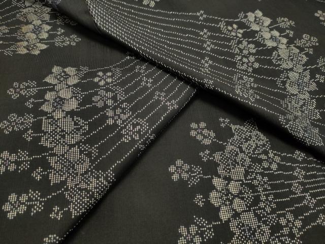 ■■■　サイズ　■■■ 身丈 162cm（肩から） 裄丈 68cm 袖丈 48cm　縫込み 4cm 袖幅 34cm 前幅 23.5cm 後幅 30.5cm 着物縫いこみ 内揚げ 0cm 裄 お袖側 約1.5cm　身頃側 約1cm ■■■　商品詳細　■■■ 【正絹】 状態は接写画像のように上前・八掛・衿山に薄い汚れがございますが その他特に目立ったシミ汚れなどもなく大変良い状態です。 大変上質な逸品になります。 お安く出品致しますので、是非この機会にいかがでしょうか？ ■■■　注意事項　■■■ ■モニター発色の具合により色合いが異なる場合がございます。 ■寸法は多少の誤差が生じる場合がございますのでご了承ください。 ■縫込みの長さが左右非対称の場合は短い部分を記載しております。 左右非対称であってもご返品・お値引き等の保証は出来かねますので、ご了承の上ご購入をお願い致します。 ■シミ等のチェックには注意を払っておりますが、見落としがある場合もございますし、個人の見解も様々ですので神経質な方のご購入はお控えください。 ■箪笥に入っておりました着物や帯なので畳みシワや匂いがあるものもございます。 ■お休みは基本的に土日祝となりますが、その他臨時でお休みする場合がございますのでご了承ください。 ■商品の発送は平日のみの発送となります。 ■夜間と土曜、日曜日はお問い合わせの回答が遅れる場合がございます。 ■当店では、お直し、紋入れ、お手入れ等は承っておりません。 ■生地の状態（ヤケ、経年劣化等）によってはサイズ直しが出来ない場合がございます。 その点もどうかご了承のうえ、ご購入をお願いいたします。 ■弊社で取り扱う商品は一点ものにつき、時期や在庫状況に応じて金額が変更となる場合がございます。 ■検針は行っておりません。予めご了承いただきますようお願いいたします。 ■【洗える着物】と記載のある商品におきましては、商品お届け後に洗濯を行ってしまってからのご返品にはご対応しかねます。 念の為、専門店でのお手入れをお願いいたします。 ■着物のサイズ目安は下記を参考ください↓ ＜女性着物＞　お端折り次第で＋5?　−10?が着用可能サイズ 　例）身丈170?の場合、身長160?〜175? ＜男性着物＞　身丈＋約25?〜27?程が適応身長 　例）身丈155?の場合、身長180〜182?