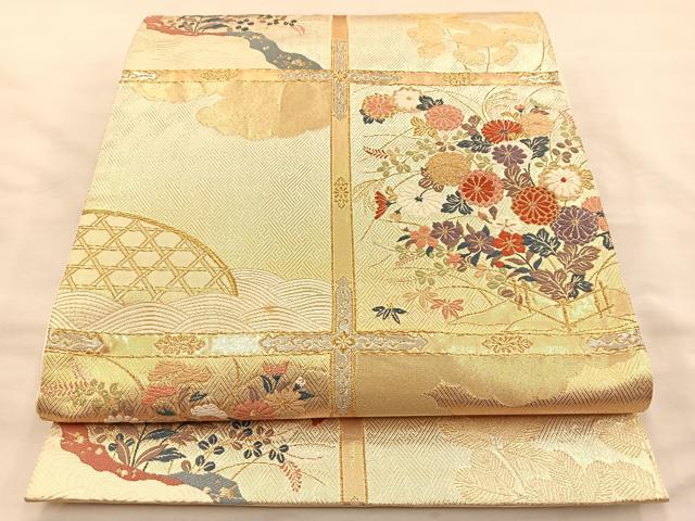 ■■■　サイズ　■■■ 長さ 436cm 幅 31cm程 ■■■　商品詳細　■■■ 【正絹】 詳細に関しましては、画像をご確認ください。 大変上質な逸品になります。 お安く出品致しますので、是非この機会にいかがでしょうか？ ■■■　注意事項　■■■ ■モニター発色の具合により色合いが異なる場合がございます。 ■寸法は多少の誤差が生じる場合がございますのでご了承ください。 ■縫込みの長さが左右非対称の場合は短い部分を記載しております。 左右非対称であってもご返品・お値引き等の保証は出来かねますので、ご了承の上ご購入をお願い致します。 ■シミ等のチェックには注意を払っておりますが、見落としがある場合もございますし、個人の見解も様々ですので神経質な方のご購入はお控えください。 ■箪笥に入っておりました着物や帯なので畳みシワや匂いがあるものもございます。 ■お休みは基本的に土日祝となりますが、その他臨時でお休みする場合がございますのでご了承ください。 ■商品の発送は平日のみの発送となります。 ■夜間と土曜、日曜日はお問い合わせの回答が遅れる場合がございます。 ■当店では、お直し、紋入れ、お手入れ等は承っておりません。 ■生地の状態（ヤケ、経年劣化等）によってはサイズ直しが出来ない場合がございます。 その点もどうかご了承のうえ、ご購入をお願いいたします。 ■弊社で取り扱う商品は一点ものにつき、時期や在庫状況に応じて金額が変更となる場合がございます。 ■検針は行っておりません。予めご了承いただきますようお願いいたします。 ■【洗える着物】と記載のある商品におきましては、商品お届け後に洗濯を行ってしまってからのご返品にはご対応しかねます。 念の為、専門店でのお手入れをお願いいたします。 ■着物のサイズ目安は下記を参考ください↓ ＜女性着物＞　お端折り次第で＋5cm　−1cmが着用可能サイズ 　例）身丈170cmの場合、身長160cm〜175cm ＜男性着物＞　身丈＋約25cm〜27cm程が適応身長 　例）身丈155cmの場合、身長180〜182cm