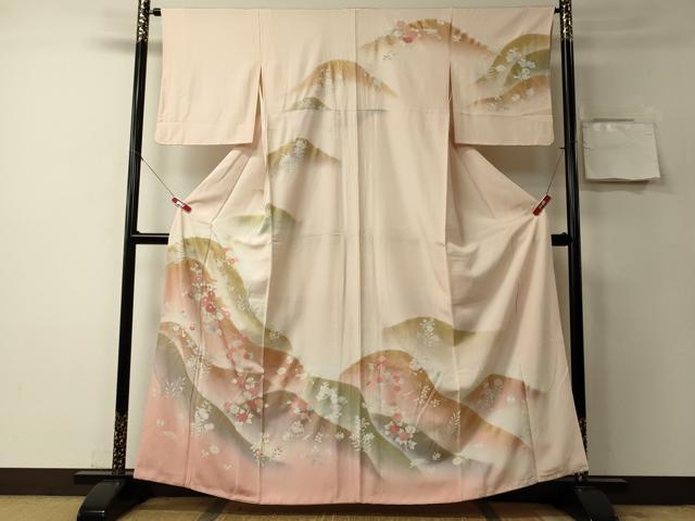 ■■■　サイズ　■■■ 身丈 161cm（肩から） 裄丈 65cm 袖丈 47cm　縫込み 5cm 袖幅 33cm 前幅 24cm 後幅 30.5cm 着物縫いこみ 内揚げ 5cm 裄 お袖側 約4cm　身頃側 約4.5cm ■■■　商品詳細　■■■ 【正絹】 状態は画像を添付しておりますので、そちらをご確認下さいますよう宜しくお願い致します。 大変上質な逸品になります。 お安く出品致しますので、是非この機会にいかがでしょうか？ ■■■　注意事項　■■■ ■モニター発色の具合により色合いが異なる場合がございます。 ■寸法は多少の誤差が生じる場合がございますのでご了承ください。 ■縫込みの長さが左右非対称の場合は短い部分を記載しております。 左右非対称であってもご返品・お値引き等の保証は出来かねますので、ご了承の上ご購入をお願い致します。 ■シミ等のチェックには注意を払っておりますが、見落としがある場合もございますし、個人の見解も様々ですので神経質な方のご購入はお控えください。 ■箪笥に入っておりました着物や帯なので畳みシワや匂いがあるものもございます。 ■お休みは基本的に土日祝となりますが、その他臨時でお休みする場合がございますのでご了承ください。 ■商品の発送は平日のみの発送となります。 ■夜間と土曜、日曜日はお問い合わせの回答が遅れる場合がございます。 ■当店では、お直し、紋入れ、お手入れ等は承っておりません。 ■生地の状態（ヤケ、経年劣化等）によってはサイズ直しが出来ない場合がございます。 その点もどうかご了承のうえ、ご購入をお願いいたします。 ■弊社で取り扱う商品は一点ものにつき、時期や在庫状況に応じて金額が変更となる場合がございます。 ■検針は行っておりません。予めご了承いただきますようお願いいたします。 ■【洗える着物】と記載のある商品におきましては、商品お届け後に洗濯を行ってしまってからのご返品にはご対応しかねます。 念の為、専門店でのお手入れをお願いいたします。 ■着物のサイズ目安は下記を参考ください↓ ＜女性着物＞　お端折り次第で＋5cm　−1cmが着用可能サイズ 　例）身丈170cmの場合、身長160cm〜175cm ＜男性着物＞　身丈＋約25cm〜27cm程が適応身長 　例）身丈155cmの場合、身長180〜182cm