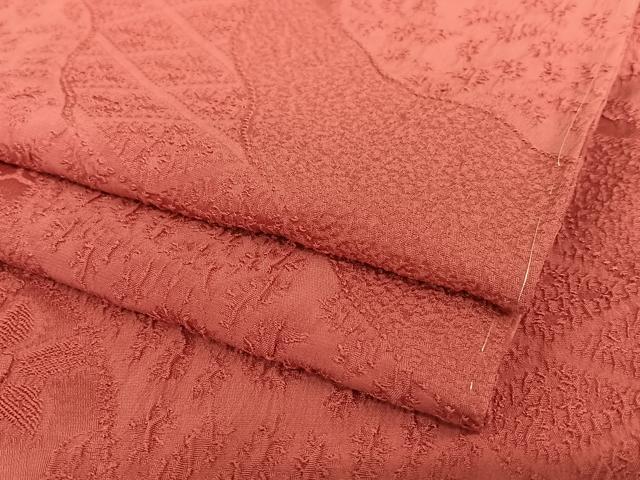 ■■■　サイズ　■■■ 身丈 165cm（肩から） 裄丈 63cm 袖丈 49cm　縫込み 3cm 袖幅 32cm 前幅 23cm 後幅 29.5cm 着物縫いこみ 内揚げ 0cm 裄 お袖側 約3.5cm　身頃側 約4.5cm ■■■　商品詳細　■■■ 【正絹・一つ紋】 状態は特に目立ったシミ汚れなどもなく大変良い状態です。 大変上質な逸品になります。 お安く出品致しますので、是非この機会にいかがでしょうか？ ■■■　注意事項　■■■ ■モニター発色の具合により色合いが異なる場合がございます。 ■寸法は多少の誤差が生じる場合がございますのでご了承ください。 ■縫込みの長さが左右非対称の場合は短い部分を記載しております。 左右非対称であってもご返品・お値引き等の保証は出来かねますので、ご了承の上ご購入をお願い致します。 ■シミ等のチェックには注意を払っておりますが、見落としがある場合もございますし、個人の見解も様々ですので神経質な方のご購入はお控えください。 ■箪笥に入っておりました着物や帯なので畳みシワや匂いがあるものもございます。 ■お休みは基本的に土日祝となりますが、その他臨時でお休みする場合がございますのでご了承ください。 ■商品の発送は平日のみの発送となります。 ■夜間と土曜、日曜日はお問い合わせの回答が遅れる場合がございます。 ■当店では、お直し、紋入れ、お手入れ等は承っておりません。 ■生地の状態（ヤケ、経年劣化等）によってはサイズ直しが出来ない場合がございます。 その点もどうかご了承のうえ、ご購入をお願いいたします。 ■弊社で取り扱う商品は一点ものにつき、時期や在庫状況に応じて金額が変更となる場合がございます。 ■検針は行っておりません。予めご了承いただきますようお願いいたします。 ■【洗える着物】と記載のある商品におきましては、商品お届け後に洗濯を行ってしまってからのご返品にはご対応しかねます。 念の為、専門店でのお手入れをお願いいたします。 ■着物のサイズ目安は下記を参考ください↓ ＜女性着物＞　お端折り次第で＋5?　−10?が着用可能サイズ 　例）身丈170?の場合、身長160?〜175? ＜男性着物＞　身丈＋約25?〜27?程が適応身長 　例）身丈155?の場合、身長180〜182?