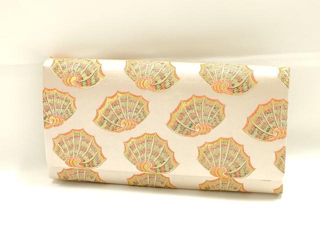 ■■■　サイズ　■■■ 【バッグ】 横　　　22.5cm 縦　　　11.5cm 奥行き　3.5cm ■■■　商品詳細　■■■ 【未使用】 状態は参考画像のように薄い汚れがございます。 大変上質な逸品になります。 お安く出品致しますので、是非この機会にいかがでしょうか？ ■■■　注意事項　■■■ ■モニター発色の具合により色合いが異なる場合がございます。 ■寸法は多少の誤差が生じる場合がございますのでご了承ください。 ■縫込みの長さが左右非対称の場合は短い部分を記載しております。 左右非対称であってもご返品・お値引き等の保証は出来かねますので、ご了承の上ご購入をお願い致します。 ■シミ等のチェックには注意を払っておりますが、見落としがある場合もございますし、個人の見解も様々ですので神経質な方のご購入はお控えください。 ■箪笥に入っておりました着物や帯なので畳みシワや匂いがあるものもございます。 ■お休みは基本的に土日祝となりますが、その他臨時でお休みする場合がございますのでご了承ください。 ■商品の発送は平日のみの発送となります。 ■夜間と土曜、日曜日はお問い合わせの回答が遅れる場合がございます。 ■当店では、お直し、紋入れ、お手入れ等は承っておりません。 ■生地の状態（ヤケ、経年劣化等）によってはサイズ直しが出来ない場合がございます。 その点もどうかご了承のうえ、ご購入をお願いいたします。 ■弊社で取り扱う商品は一点ものにつき、時期や在庫状況に応じて金額が変更となる場合がございます。 ■検針は行っておりません。予めご了承いただきますようお願いいたします。 ■【洗える着物】と記載のある商品におきましては、商品お届け後に洗濯を行ってしまってからのご返品にはご対応しかねます。 念の為、専門店でのお手入れをお願いいたします。 ■写真に写っている物が全てになります。それ以外の付属品はございませんのでご了承ください。 ■状態に関する写真につきましては、掲載可能な写真枚数に限りがあるため、各箇所につき1枚参考画像を掲載しております。 ■着物のサイズ目安は下記を参考ください↓ ＜女性着物＞　お端折り次第で＋5cm　−1cmが着用可能サイズ 　例）身丈170cmの場合、身長160cm〜175cm ＜男性着物＞　身丈＋約25cm〜27cm程が適応身長 　例）身丈155cmの場合、身長180〜182cm