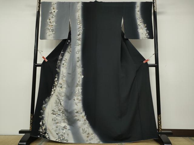 ■■■　サイズ　■■■ 身丈 167cm（肩から） 裄丈 67cm 袖丈 48cm　縫込み 9cm 袖幅 34cm 前幅 22.5cm 後幅 30cm 着物縫いこみ 内揚げ 4cm 裄 お袖側 約2cm　身頃側 約2.5cm ■■■　商品詳細　■■■ 【正絹】 状態は接写画像のように表地所々・衿山・両袖・袖口・胴裏に薄い汚れがございます。 大変上質な逸品になりますのでぜひお手入れをされてお召しになられてはいかがでしょうか。 お安く出品致しますので、是非この機会にいかがでしょうか？ ■■■　注意事項　■■■ ■モニター発色の具合により色合いが異なる場合がございます。 ■寸法は多少の誤差が生じる場合がございますのでご了承ください。 ■縫込みの長さが左右非対称の場合は短い部分を記載しております。 左右非対称であってもご返品・お値引き等の保証は出来かねますので、ご了承の上ご購入をお願い致します。 ■シミ等のチェックには注意を払っておりますが、見落としがある場合もございますし、個人の見解も様々ですので神経質な方のご購入はお控えください。 ■箪笥に入っておりました着物や帯なので畳みシワや匂いがあるものもございます。 ■お休みは基本的に土日祝となりますが、その他臨時でお休みする場合がございますのでご了承ください。 ■商品の発送は平日のみの発送となります。 ■夜間と土曜、日曜日はお問い合わせの回答が遅れる場合がございます。 ■当店では、お直し、紋入れ、お手入れ等は承っておりません。 ■生地の状態（ヤケ、経年劣化等）によってはサイズ直しが出来ない場合がございます。 その点もどうかご了承のうえ、ご購入をお願いいたします。 ■弊社で取り扱う商品は一点ものにつき、時期や在庫状況に応じて金額が変更となる場合がございます。 ■検針は行っておりません。予めご了承いただきますようお願いいたします。 ■【洗える着物】と記載のある商品におきましては、商品お届け後に洗濯を行ってしまってからのご返品にはご対応しかねます。 念の為、専門店でのお手入れをお願いいたします。 ■着物のサイズ目安は下記を参考ください↓ ＜女性着物＞　お端折り次第で＋5cm　−1cmが着用可能サイズ 　例）身丈170cmの場合、身長160cm〜175cm ＜男性着物＞　身丈＋約25cm〜27cm程が適応身長 　例）身丈155cmの場合、身長180〜182cm
