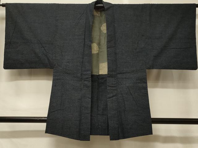 ■■■　サイズ　■■■ 身丈 85cm（肩から） 裄丈 64.5cm 袖丈 45cm　縫込み 4.5cm 袖幅 32.5cm 前幅 20cm 後幅 29.5cm 裄 お袖側 約1cm　身頃側 約1.5cm ■■■　商品詳細　■■■ 【綿】 状態は特に目立ったシミ汚れなどもなく大変良い状態です。 大変上質な逸品になります。 お安く出品致しますので、是非この機会にいかがでしょうか？ ■■■　注意事項　■■■ ■モニター発色の具合により色合いが異なる場合がございます。 ■寸法は多少の誤差が生じる場合がございますのでご了承ください。 ■縫込みの長さが左右非対称の場合は短い部分を記載しております。 左右非対称であってもご返品・お値引き等の保証は出来かねますので、ご了承の上ご購入をお願い致します。 ■シミ等のチェックには注意を払っておりますが、見落としがある場合もございますし、個人の見解も様々ですので神経質な方のご購入はお控えください。 ■箪笥に入っておりました着物や帯なので畳みシワや匂いがあるものもございます。 ■お休みは基本的に土日祝となりますが、その他臨時でお休みする場合がございますのでご了承ください。 ■商品の発送は平日のみの発送となります。 ■夜間と土曜、日曜日はお問い合わせの回答が遅れる場合がございます。 ■当店では、お直し、紋入れ、お手入れ等は承っておりません。 ■生地の状態（ヤケ、経年劣化等）によってはサイズ直しが出来ない場合がございます。 その点もどうかご了承のうえ、ご購入をお願いいたします。 ■弊社で取り扱う商品は一点ものにつき、時期や在庫状況に応じて金額が変更となる場合がございます。 ■検針は行っておりません。予めご了承いただきますようお願いいたします。 ■【洗える着物】と記載のある商品におきましては、商品お届け後に洗濯を行ってしまってからのご返品にはご対応しかねます。 念の為、専門店でのお手入れをお願いいたします。 ■写真に写っている物が全てになります。それ以外の付属品はございませんのでご了承ください。 ■状態に関する写真につきましては、掲載可能な写真枚数に限りがあるため、各箇所につき1枚参考画像を掲載しております。 ■着物のサイズ目安は下記を参考ください↓ ＜女性着物＞　お端折り次第で＋5cm　－1cmが着用可能サイズ 　例）身丈170cmの場合、身長160cm～175cm ＜男性着物＞　身丈＋約25cm～27cm程が適応身長 　例）身丈155cmの場合、身長180～182cm