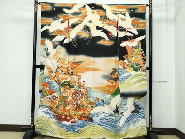 ■■■　サイズ　■■■ 身丈 165cm（肩から） 裄丈 64cm 袖丈 112.5cm 袖幅 33cm 前幅 22.5cm 後幅 28.5cm 着物縫いこみ 内揚げ 0cm 裄 お袖側 約 3cm　身頃側 約 1.5cm ■■■　商品詳細　■■■ 【正絹・五つ紋・比翼仕立て】 状態は接写画像のように 表地所々・八掛に薄い汚れ、比翼・比翼衿に汚れがございます。 大変上質な極上の逸品になります。 お安く出品致しますので、是非この機会にいかがでしょうか？ ※大正ロマンなレトロ品です。 和モダン・レトロ感をお楽しみください。 アンティークになりますので お品物の状態の感じ方には個人差がございます。 ご理解の上でのご入札をお願い致します。 ■■■　注意事項　■■■ ■モニター発色の具合により色合いが異なる場合がございます。 ■寸法は多少の誤差が生じる場合がございますのでご了承ください。 ■縫込みの長さが左右非対称の場合は短い部分を記載しております。 左右非対称であってもご返品・お値引き等の保証は出来かねますので、ご了承の上ご購入をお願い致します。 ■シミ等のチェックには注意を払っておりますが、見落としがある場合もございますし、個人の見解も様々ですので神経質な方のご購入はお控えください。 ■箪笥に入っておりました着物や帯なので畳みシワや匂いがあるものもございます。 ■お休みは基本的に土日祝となりますが、その他臨時でお休みする場合がございますのでご了承ください。 ■商品の発送は平日のみの発送となります。 ■夜間と土曜、日曜日はお問い合わせの回答が遅れる場合がございます。 ■当店では、お直し、紋入れ、お手入れ等は承っておりません。 ■生地の状態（ヤケ、経年劣化等）によってはサイズ直しが出来ない場合がございます。 その点もどうかご了承のうえ、ご購入をお願いいたします。 ■弊社で取り扱う商品は一点ものにつき、時期や在庫状況に応じて金額が変更となる場合がございます。 ■検針は行っておりません。予めご了承いただきますようお願いいたします。 ■【洗える着物】と記載のある商品におきましては、商品お届け後に洗濯を行ってしまってからのご返品にはご対応しかねます。 念の為、専門店でのお手入れをお願いいたします。 ■着物のサイズ目安は下記を参考ください↓ ＜女性着物＞　お端折り次第で＋5?　−10?が着用可能サイズ 　例）身丈170?の場合、身長160?〜175? ＜男性着物＞　身丈＋約25?〜27?程が適応身長 　例）身丈155?の場合、身長180〜182?