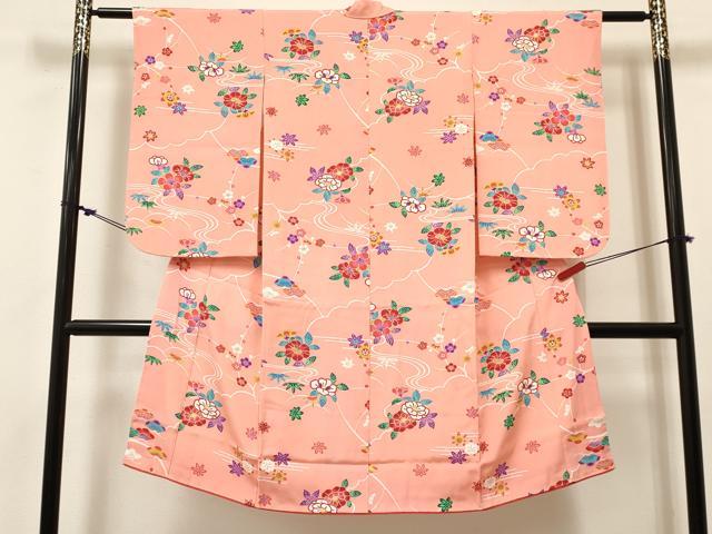 ■■■　サイズ　■■■ 【祝着】 身丈 118cm（肩から） 裄丈 57cm（肩上げ　0cm） 袖丈 61.5cm　縫込み 1.5cm 袖幅 31.5cm 前幅 20.5cm 後幅 25cm 着物縫いこみ 内揚げ 0cm （腰上げ　0cm） 裄 お袖側 約4cm　身頃側 約0cm ■■■　商品詳細　■■■ 着物【正絹】 状態は接写画像のように後身頃に薄い汚れがございますが その他特に目立ったシミ汚れなどもなく大変良い状態です。 大変上質な逸品になります。 お安く出品致しますので、是非この機会にいかがでしょうか？ ※肩上げと腰上げがされておりません。 ■■■　注意事項　■■■ ■モニター発色の具合により色合いが異なる場合がございます。 ■寸法は多少の誤差が生じる場合がございますのでご了承ください。 ■縫込みの長さが左右非対称の場合は短い部分を記載しております。 左右非対称であってもご返品・お値引き等の保証は出来かねますので、ご了承の上ご購入をお願い致します。 ■シミ等のチェックには注意を払っておりますが、見落としがある場合もございますし、個人の見解も様々ですので神経質な方のご購入はお控えください。 ■箪笥に入っておりました着物や帯なので畳みシワや匂いがあるものもございます。 ■お休みは基本的に土日祝となりますが、その他臨時でお休みする場合がございますのでご了承ください。 ■商品の発送は平日のみの発送となります。 ■夜間と土曜、日曜日はお問い合わせの回答が遅れる場合がございます。 ■当店では、お直し、紋入れ、お手入れ等は承っておりません。 ■生地の状態（ヤケ、経年劣化等）によってはサイズ直しが出来ない場合がございます。 その点もどうかご了承のうえ、ご購入をお願いいたします。 ■弊社で取り扱う商品は一点ものにつき、時期や在庫状況に応じて金額が変更となる場合がございます。 ■検針は行っておりません。予めご了承いただきますようお願いいたします。 ■【洗える着物】と記載のある商品におきましては、商品お届け後に洗濯を行ってしまってからのご返品にはご対応しかねます。 念の為、専門店でのお手入れをお願いいたします。 ■写真に写っている物が全てになります。それ以外の付属品はございませんのでご了承ください。 ■着物のサイズ目安は下記を参考ください↓ ＜女性着物＞　お端折り次第で＋5cm　−1cmが着用可能サイズ 　例）身丈170cmの場合、身長160cm〜175cm ＜男性着物＞　身丈＋約25cm〜27cm程が適応身長 　例）身丈155cmの場合、身長180〜182cm