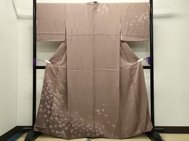■■■　サイズ　■■■ 身丈 162.5cm（肩から） 裄丈 68.5cm 袖丈 47.5cm　縫込み 5.5cm 袖幅 35cm 前幅 28cm 後幅 32cm 着物縫いこみ 内揚げ 3.5cm 裄 お袖側 約0cm　身頃側 約1cm ■■■　商品詳細　■■■ 【正絹・一つ紋】 状態は特に目立ったシミ汚れなどもなく大変良い状態です。 大変上質な逸品になります。 お安く出品致しますので、是非この機会にいかがでしょうか？ ■■■　注意事項　■■■ ■モニター発色の具合により色合いが異なる場合がございます。 ■寸法は多少の誤差が生じる場合がございますのでご了承ください。 ■縫込みの長さが左右非対称の場合は短い部分を記載しております。 左右非対称であってもご返品・お値引き等の保証は出来かねますので、ご了承の上ご購入をお願い致します。 ■シミ等のチェックには注意を払っておりますが、見落としがある場合もございますし、個人の見解も様々ですので神経質な方のご購入はお控えください。 ■箪笥に入っておりました着物や帯なので畳みシワや匂いがあるものもございます。 ■お休みは基本的に土日祝となりますが、その他臨時でお休みする場合がございますのでご了承ください。 ■商品の発送は平日のみの発送となります。 ■夜間と土曜、日曜日はお問い合わせの回答が遅れる場合がございます。 ■当店では、お直し、紋入れ、お手入れ等は承っておりません。 ■生地の状態（ヤケ、経年劣化等）によってはサイズ直しが出来ない場合がございます。 その点もどうかご了承のうえ、ご購入をお願いいたします。 ■弊社で取り扱う商品は一点ものにつき、時期や在庫状況に応じて金額が変更となる場合がございます。 ■検針は行っておりません。予めご了承いただきますようお願いいたします。 ■【洗える着物】と記載のある商品におきましては、商品お届け後に洗濯を行ってしまってからのご返品にはご対応しかねます。 念の為、専門店でのお手入れをお願いいたします。 ■着物のサイズ目安は下記を参考ください↓ ＜女性着物＞　お端折り次第で＋5cm　−1cmが着用可能サイズ 　例）身丈170cmの場合、身長160cm〜175cm ＜男性着物＞　身丈＋約25cm〜27cm程が適応身長 　例）身丈155cmの場合、身長180〜182cm