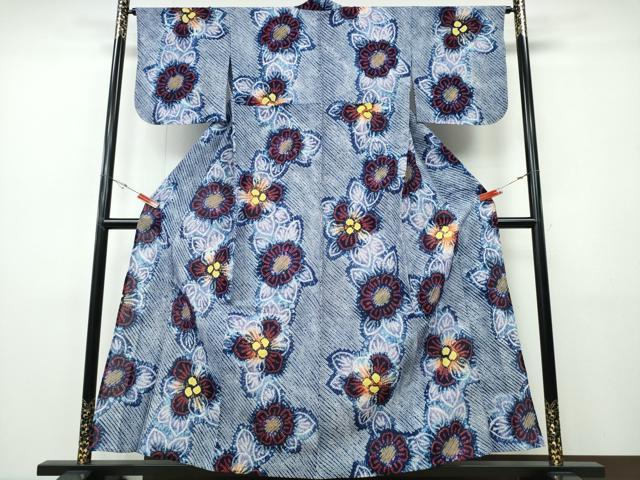 ■■■　サイズ　■■■ 身丈 157cm（肩から） 裄丈 67cm 袖丈 45cm　縫込み 2cm 袖幅 34.5cm 前幅 24cm 後幅 31cm 着物縫いこみ 内揚げ 0cm 裄 お袖側 約1.5cm　身頃側 約2cm ■■■　商品詳細　■■■ 【綿・未使用】 状態は特に目立ったシミ汚れなどもなく大変良い状態です。 人気の高い“有松鳴海絞り”の浴衣でございます。 “鳴海絞り”ならではの表情を生み出す立体感と 淡いぼかしで息を吹き込まれ、 今にも動き出しそうな迫力を放っております。 夏祭りや花火大会、これから増えるイベントに連れ立って、 より夏をお楽しみ下さいませ。 大変上質な逸品になります。 お安く出品致しますので、是非この機会にいかがでしょうか？ ■■■　注意事項　■■■ ■モニター発色の具合により色合いが異なる場合がございます。 ■寸法は多少の誤差が生じる場合がございますのでご了承ください。 ■縫込みの長さが左右非対称の場合は短い部分を記載しております。 左右非対称であってもご返品・お値引き等の保証は出来かねますので、ご了承の上ご購入をお願い致します。 ■シミ等のチェックには注意を払っておりますが、見落としがある場合もございますし、個人の見解も様々ですので神経質な方のご購入はお控えください。 ■箪笥に入っておりました着物や帯なので畳みシワや匂いがあるものもございます。 ■お休みは基本的に土日祝となりますが、その他臨時でお休みする場合がございますのでご了承ください。 ■商品の発送は平日のみの発送となります。 ■夜間と土曜、日曜日はお問い合わせの回答が遅れる場合がございます。 ■当店では、お直し、紋入れ、お手入れ等は承っておりません。 ■生地の状態（ヤケ、経年劣化等）によってはサイズ直しが出来ない場合がございます。 その点もどうかご了承のうえ、ご購入をお願いいたします。 ■弊社で取り扱う商品は一点ものにつき、時期や在庫状況に応じて金額が変更となる場合がございます。 ■検針は行っておりません。予めご了承いただきますようお願いいたします。 ■【洗える着物】と記載のある商品におきましては、商品お届け後に洗濯を行ってしまってからのご返品にはご対応しかねます。 念の為、専門店でのお手入れをお願いいたします。 ■写真に写っている物が全てになります。それ以外の付属品はございませんのでご了承ください。 ■状態に関する写真につきましては、掲載可能な写真枚数に限りがあるため、各箇所につき1枚参考画像を掲載しております。 ■着物のサイズ目安は下記を参考ください↓ ＜女性着物＞　お端折り次第で＋5cm　－1cmが着用可能サイズ 　例）身丈170cmの場合、身長160cm～175cm ＜男性着物＞　身丈＋約25cm～27cm程が適応身長 　例）身丈155cmの場合、身長180～182cm