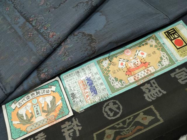 ■■■　サイズ　■■■ 身丈 163.5cm（肩から） 裄丈 68cm 袖丈 48.5cm　縫込み 3.5cm 袖幅 34.5cm 前幅 22.5cm 後幅 28.5cm 着物縫いこみ 内揚げ 4cm 裄 お袖側 約2.5cm　身頃側 約2cm ■■■　商品詳細　■■■ 【正絹】 状態は接写画像のように袖口内側・衿山に薄い汚れがございますが その他特に目立ったシミ汚れなどもなく大変良い状態です。 大変上質な逸品になります。 お安く出品致しますので、是非この機会にいかがでしょうか？ ■■■　注意事項　■■■ ■モニター発色の具合により色合いが異なる場合がございます。 ■寸法は多少の誤差が生じる場合がございますのでご了承ください。 ■縫込みの長さが左右非対称の場合は短い部分を記載しております。 左右非対称であってもご返品・お値引き等の保証は出来かねますので、ご了承の上ご購入をお願い致します。 ■シミ等のチェックには注意を払っておりますが、見落としがある場合もございますし、個人の見解も様々ですので神経質な方のご購入はお控えください。 ■汚れやシミの種類につきましては、専門ではない為、正確な判別が難しく商品説明では種類を特定せず、汚れやシミと記載させております。 恐れ入りますが、ご了承くださいますようお願い申し上げます。 ■箪笥に入っておりました着物や帯なので畳みシワや匂いがあるものもございます。 ■お休みは基本的に土日祝となりますが、その他臨時でお休みする場合がございますのでご了承ください。 ■商品の発送は平日のみの発送となります。 ■夜間と土曜、日曜日はお問い合わせの回答が遅れる場合がございます。 ■当店では、お直し、紋入れ、お手入れ等は承っておりません。 ■生地の状態（ヤケ、経年劣化等）によってはサイズ直しが出来ない場合がございます。 その点もどうかご了承のうえ、ご購入をお願いいたします。 ■弊社で取り扱う商品は一点ものにつき、時期や在庫状況に応じて金額が変更となる場合がございます。 ■検針は行っておりません。予めご了承いただきますようお願いいたします。 ■【洗える着物】と記載のある商品におきましては、商品お届け後に洗濯を行ってしまってからのご返品にはご対応しかねます。 念の為、専門店でのお手入れをお願いいたします。 ■写真に写っている物が全てになります。それ以外の付属品はございませんのでご了承ください。 ■状態に関する写真につきましては、掲載可能な写真枚数に限りがあるため、各箇所につき1枚参考画像を掲載しております。 ■着物のサイズ目安は下記を参考ください↓ ＜女性着物＞　お端折り次第で＋5cm　−1cmが着用可能サイズ 　例）身丈170cmの場合、身長160cm〜175cm ＜男性着物＞　身丈＋約25cm〜27cm程が適応身長 　例）身丈155cmの場合、身長180〜182cm