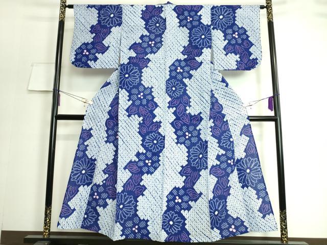 ■■■　サイズ　■■■ 身丈 151cm（肩から） 裄丈 64cm 袖丈 46cm　縫込み 3cm 袖幅 33.5cm 前幅 25.5cm 後幅 30.5cm 着物縫いこみ 内揚げ 0cm 裄 お袖側 約 2.5cm　身頃側 約 2.5cm ■■■　商品詳細　■■■ 【綿・バチ衿】 状態は特に目立ったシミ汚れなどもなく大変良い状態です。 人気の高い“有松鳴海絞り”の浴衣でございます。 “鳴海絞り”ならではの表情を生み出す立体感と 淡いぼかしで息を吹き込まれ、 今にも動き出しそうな迫力を放っております。 夏祭りや花火大会、これから増えるイベントに連れ立って、 より夏をお楽しみ下さいませ。 大変上質な極上の逸品になります。 お安く出品致しますので、是非この機会にいかがでしょうか？ ■■■　注意事項　■■■ ■モニター発色の具合により色合いが異なる場合がございます。 ■寸法は多少の誤差が生じる場合がございますのでご了承ください。 ■縫込みの長さが左右非対称の場合は短い部分を記載しております。 左右非対称であってもご返品・お値引き等の保証は出来かねますので、ご了承の上ご購入をお願い致します。 ■シミ等のチェックには注意を払っておりますが、見落としがある場合もございますし、個人の見解も様々ですので神経質な方のご購入はお控えください。 ■箪笥に入っておりました着物や帯なので畳みシワや匂いがあるものもございます。 ■お休みは基本的に土日祝となりますが、その他臨時でお休みする場合がございますのでご了承ください。 ■商品の発送は平日のみの発送となります。 ■夜間と土曜、日曜日はお問い合わせの回答が遅れる場合がございます。 ■当店では、お直し、紋入れ、お手入れ等は承っておりません。 ■生地の状態（ヤケ、経年劣化等）によってはサイズ直しが出来ない場合がございます。 その点もどうかご了承のうえ、ご購入をお願いいたします。 ■弊社で取り扱う商品は一点ものにつき、時期や在庫状況に応じて金額が変更となる場合がございます。 ■検針は行っておりません。予めご了承いただきますようお願いいたします。 ■【洗える着物】と記載のある商品におきましては、商品お届け後に洗濯を行ってしまってからのご返品にはご対応しかねます。 念の為、専門店でのお手入れをお願いいたします。 ■着物のサイズ目安は下記を参考ください↓ ＜女性着物＞　お端折り次第で＋5?　−10?が着用可能サイズ 　例）身丈170?の場合、身長160?〜175? ＜男性着物＞　身丈＋約25?〜27?程が適応身長 　例）身丈155?の場合、身長180〜182?