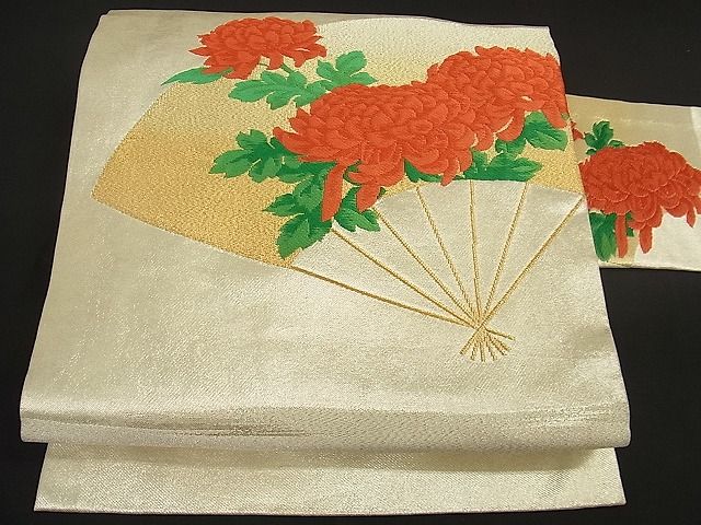 ■■■　サイズ　■■■ 長さ 354cm 幅 30.5cm程 ■■■　商品詳細　■■■ 【正絹】 状態は接写画像のように 胴回りに薄い汚れがございますが その他特に目立ったシミ汚れなどもなく大変良い状態です。 大変上質な逸品になります。 お安く出品致しますので、是非この機会にいかがでしょうか？ ※若干保管臭がございます。 ■■■　注意事項　■■■ ■モニター発色の具合により色合いが異なる場合がございます。 ■寸法は多少の誤差が生じる場合がございますのでご了承ください。 ■縫込みの長さが左右非対称の場合は短い部分を記載しております。 左右非対称であってもご返品・お値引き等の保証は出来かねますので、ご了承の上ご購入をお願い致します。 ■シミ等のチェックには注意を払っておりますが、見落としがある場合もございますし、個人の見解も様々ですので神経質な方のご購入はお控えください。 ■箪笥に入っておりました着物や帯なので畳みシワや匂いがあるものもございます。 ■お休みは基本的に土日祝となりますが、その他臨時でお休みする場合がございますのでご了承ください。 ■商品の発送は平日のみの発送となります。 ■夜間と土曜、日曜日はお問い合わせの回答が遅れる場合がございます。 ■当店では、お直し、紋入れ、お手入れ等は承っておりません。 ■生地の状態（ヤケ、経年劣化等）によってはサイズ直しが出来ない場合がございます。 その点もどうかご了承のうえ、ご購入をお願いいたします。 ■弊社で取り扱う商品は一点ものにつき、時期や在庫状況に応じて金額が変更となる場合がございます。 ■検針は行っておりません。予めご了承いただきますようお願いいたします。 ■【洗える着物】と記載のある商品におきましては、商品お届け後に洗濯を行ってしまってからのご返品にはご対応しかねます。 念の為、専門店でのお手入れをお願いいたします。 ■着物のサイズ目安は下記を参考ください↓ ＜女性着物＞　お端折り次第で＋5cm　−1cmが着用可能サイズ 　例）身丈170cmの場合、身長160cm〜175cm ＜男性着物＞　身丈＋約25cm〜27cm程が適応身長 　例）身丈155cmの場合、身長180〜182cm