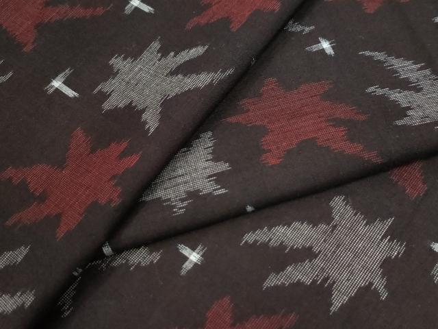 ■■■　サイズ　■■■ 身丈 152cm（肩から） 裄丈 64.5cm 袖丈 43.5cm　縫込み 2cm 袖幅 33cm 前幅 27cm 後幅 30cm 着物縫いこみ 内揚げ 0cm 裄 お袖側 約2cm　身頃側 約2cm ■■■　商品詳細　■■■ 【綿】 状態は特に目立ったシミ汚れなどもなく大変良い状態です。 久留米絣(くるめかすり)は、日本三大絣の一つで 昭和51年には経済産業大臣指定伝統工芸品に指定された木綿を代表する織物です。 一口に絣と言っても製品になるまでの工程はくくり、染め、織りなど全30工程にも及びます。 また、「かすり」の語源は生地が織られる際に、 柄がかすれて見えることからその名が付いたと言われています。 久留米絣、最大の特徴はなんといっても経糸と緯糸を合わせて 複雑な柄を表現させる技術です。 かすりが持つ美しさや独特の風合いは熟練の職人の手によって生み出されます。 使用するほどに味が出て心地よくなる素材です。 大変上質な逸品になります。 お安く出品致しますので、是非この機会にいかがでしょうか？ ■■■　注意事項　■■■ ■モニター発色の具合により色合いが異なる場合がございます。 ■寸法は多少の誤差が生じる場合がございますのでご了承ください。 ■縫込みの長さが左右非対称の場合は短い部分を記載しております。 左右非対称であってもご返品・お値引き等の保証は出来かねますので、ご了承の上ご購入をお願い致します。 ■シミ等のチェックには注意を払っておりますが、見落としがある場合もございますし、個人の見解も様々ですので神経質な方のご購入はお控えください。 ■箪笥に入っておりました着物や帯なので畳みシワや匂いがあるものもございます。 ■お休みは基本的に土日祝となりますが、その他臨時でお休みする場合がございますのでご了承ください。 ■商品の発送は平日のみの発送となります。 ■夜間と土曜、日曜日はお問い合わせの回答が遅れる場合がございます。 ■当店では、お直し、紋入れ、お手入れ等は承っておりません。 ■生地の状態（ヤケ、経年劣化等）によってはサイズ直しが出来ない場合がございます。 その点もどうかご了承のうえ、ご購入をお願いいたします。 ■弊社で取り扱う商品は一点ものにつき、時期や在庫状況に応じて金額が変更となる場合がございます。 ■検針は行っておりません。予めご了承いただきますようお願いいたします。 ■【洗える着物】と記載のある商品におきましては、商品お届け後に洗濯を行ってしまってからのご返品にはご対応しかねます。 念の為、専門店でのお手入れをお願いいたします。 ■着物のサイズ目安は下記を参考ください↓ ＜女性着物＞　お端折り次第で＋5cm　−1cmが着用可能サイズ 　例）身丈170cmの場合、身長160cm〜175cm ＜男性着物＞　身丈＋約25cm〜27cm程が適応身長 　例）身丈155cmの場合、身長180〜182cm