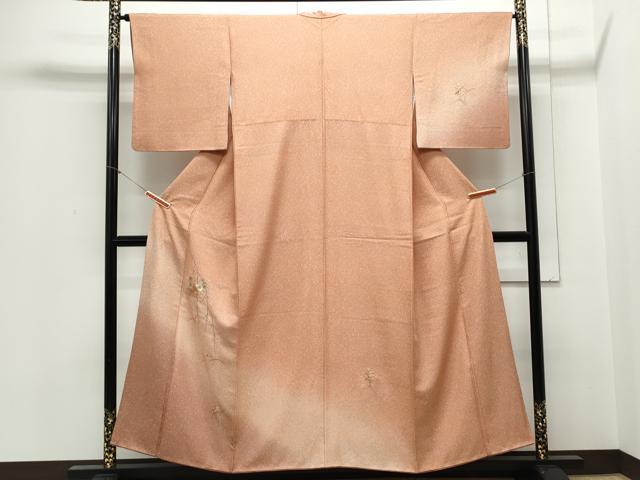 ■■■　サイズ　■■■ 身丈 154cm（肩から） 裄丈 65cm 袖丈 48cm　縫込み 6cm 袖幅 33cm 前幅 25cm 後幅 30.5cm 着物縫いこみ 内揚げ 8cm 裄 お袖側 約3cm　身頃側 約4cm ■■■　商品詳細　■■■ 【正絹】 状態は接写画像のように衿山に薄い汚れがございますが その他特に目立ったシミ汚れなどもなく大変良い状態です。 大変上質な逸品になります。 お安く出品致しますので、是非この機会にいかがでしょうか？ ■■■　注意事項　■■■ ■モニター発色の具合により色合いが異なる場合がございます。 ■寸法は多少の誤差が生じる場合がございますのでご了承ください。 ■縫込みの長さが左右非対称の場合は短い部分を記載しております。 左右非対称であってもご返品・お値引き等の保証は出来かねますので、ご了承の上ご購入をお願い致します。 ■シミ等のチェックには注意を払っておりますが、見落としがある場合もございますし、個人の見解も様々ですので神経質な方のご購入はお控えください。 ■箪笥に入っておりました着物や帯なので畳みシワや匂いがあるものもございます。 ■お休みは基本的に土日祝となりますが、その他臨時でお休みする場合がございますのでご了承ください。 ■商品の発送は平日のみの発送となります。 ■夜間と土曜、日曜日はお問い合わせの回答が遅れる場合がございます。 ■当店では、お直し、紋入れ、お手入れ等は承っておりません。 ■生地の状態（ヤケ、経年劣化等）によってはサイズ直しが出来ない場合がございます。 その点もどうかご了承のうえ、ご購入をお願いいたします。 ■弊社で取り扱う商品は一点ものにつき、時期や在庫状況に応じて金額が変更となる場合がございます。 ■検針は行っておりません。予めご了承いただきますようお願いいたします。 ■【洗える着物】と記載のある商品におきましては、商品お届け後に洗濯を行ってしまってからのご返品にはご対応しかねます。 念の為、専門店でのお手入れをお願いいたします。 ■着物のサイズ目安は下記を参考ください↓ ＜女性着物＞　お端折り次第で＋5cm　−1cmが着用可能サイズ 　例）身丈170cmの場合、身長160cm〜175cm ＜男性着物＞　身丈＋約25cm〜27cm程が適応身長 　例）身丈155cmの場合、身長180〜182cm