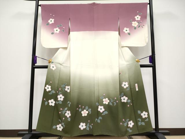 ■■■　サイズ　■■■ 身丈 156.5cm（肩から） 裄丈 65cm 袖丈 56cm　 縫込み 3.5cm 袖幅 33.5cm 前幅 23cm 後幅 28.5cm 着物縫いこみ 内揚げ 6.5cm 裄 お袖側 約 2cm　身頃側 約 3cm ■■■　商品詳細　■■■ 【正絹】 状態は接写画像のように、衿裏・胴裏にホックシミがございますが その他表地は特に目立ったシミ汚れなどもなく大変良い状態です。 あまり気にならずお召になれるかと思います。 ジュサブローの名で親しまれる辻村寿三郎は、 日本を代表する人形師です。 50年以上のキャリアを持ち、 芸術選奨文部科学大臣新人賞などの受賞歴もある世界的人形師です。 古くは、NHKの人形劇「新八犬伝」で人形美術を担当して脚光を浴びました。 辻村ジュサブローは、旧満州 錦州省朝陽に生まれ、 少年時代を大陸で過ごし、戦争を経て終戦は広島の地で迎えます。 22歳の時の母の死をきっかけに上京し、小道具制作の会社に就職、 26歳で独立し、幼い頃よりの趣味であった 創作人形を一生の仕事と決意します。 NHKの「新八犬伝」で注目の人となってからは 舞台や映画等の衣裳デザイン、演出、脚本、 アートディレクター等、多岐に渡り活躍しています。 辻村ジュサブローの精力的な活動は、人形の世界にとどまらず、 総合的なアーティストとして国内外からも大きな注目を集めつづけています。 その辻村ジュサブローの着物ブランド ジュサブローは、 鋭い美意識で独自の世界観が表現されています。 桜やうさぎなどをモチーフにした訪問着などが人気で、 ジュサブロー独自の色使い、 デザインワークは多くのファンから支持されています。 女優さんにもジュサブローの着物は人気が高く、 プライベートでも愛用されている方もいらっしゃるそうです。 大変上質な極上の逸品になります。 お安く出品致しますので、是非この機会にいかがでしょうか？ ■■■　注意事項　■■■ ■モニター発色の具合により色合いが異なる場合がございます。 ■寸法は多少の誤差が生じる場合がございますのでご了承ください。 ■縫込みの長さが左右非対称の場合は短い部分を記載しております。 左右非対称であってもご返品・お値引き等の保証は出来かねますので、ご了承の上ご購入をお願い致します。 ■シミ等のチェックには注意を払っておりますが、見落としがある場合もございますし、個人の見解も様々ですので神経質な方のご購入はお控えください。 ■箪笥に入っておりました着物や帯なので畳みシワや匂いがあるものもございます。 ■お休みは基本的に土日祝となりますが、その他臨時でお休みする場合がございますのでご了承ください。 ■商品の発送は平日のみの発送となります。 ■夜間と土曜、日曜日はお問い合わせの回答が遅れる場合がございます。 ■当店では、お直し、紋入れ、お手入れ等は承っておりません。 ■生地の状態（ヤケ、経年劣化等）によってはサイズ直しが出来ない場合がございます。 その点もどうかご了承のうえ、ご購入をお願いいたします。 ■弊社で取り扱う商品は一点ものにつき、時期や在庫状況に応じて金額が変更となる場合がございます。 ■検針は行っておりません。予めご了承いただきますようお願いいたします。 ■【洗える着物】と記載のある商品におきましては、商品お届け後に洗濯を行ってしまってからのご返品にはご対応しかねます。 念の為、専門店でのお手入れをお願いいたします。 ■着物のサイズ目安は下記を参考ください↓ ＜女性着物＞　お端折り次第で＋5?　−10?が着用可能サイズ 　例）身丈170?の場合、身長160?〜175? ＜男性着物＞　身丈＋約25?〜27?程が適応身長 　例）身丈155?の場合、身長180〜182?