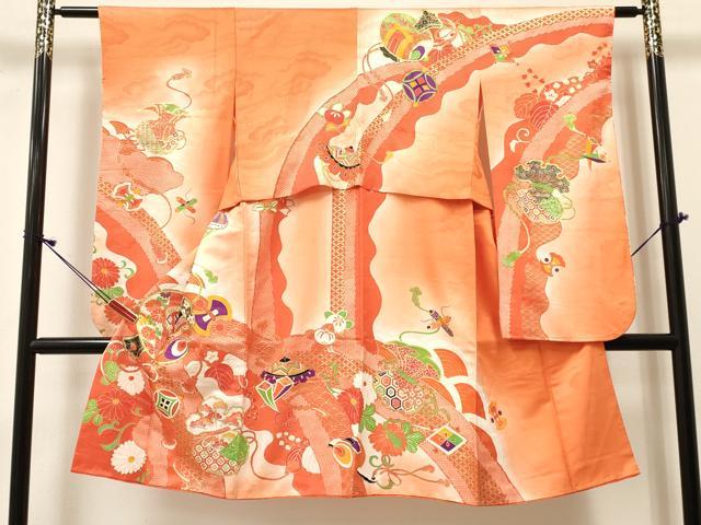 ■■■　サイズ　■■■ 【祝着】 身丈 111.5cm（肩から） 裄丈 59.5cm（肩上げ　0cm） 袖丈 77.5cm　縫込み 3cm 袖幅 31cm 前幅 21cm 後幅 28.5cm 着物縫いこみ 内揚げ 0cm （腰上げ　14cm） 裄 お袖側 約1cm　身頃側 約4.5cm ■■■　商品詳細　■■■ 着物【正絹】 状態は接写画像のように表地所々・八掛・胴裏に薄い汚れがございます。 大変上質な逸品になりますので ぜひお手入れをされてお召しになられてはいかがでしょうか。 お安く出品致しますので、是非この機会にいかがでしょうか？ ■■■　注意事項　■■■ ■モニター発色の具合により色合いが異なる場合がございます。 ■寸法は多少の誤差が生じる場合がございますのでご了承ください。 ■縫込みの長さが左右非対称の場合は短い部分を記載しております。 左右非対称であってもご返品・お値引き等の保証は出来かねますので、ご了承の上ご購入をお願い致します。 ■シミ等のチェックには注意を払っておりますが、見落としがある場合もございますし、個人の見解も様々ですので神経質な方のご購入はお控えください。 ■箪笥に入っておりました着物や帯なので畳みシワや匂いがあるものもございます。 ■お休みは基本的に土日祝となりますが、その他臨時でお休みする場合がございますのでご了承ください。 ■商品の発送は平日のみの発送となります。 ■夜間と土曜、日曜日はお問い合わせの回答が遅れる場合がございます。 ■当店では、お直し、紋入れ、お手入れ等は承っておりません。 ■生地の状態（ヤケ、経年劣化等）によってはサイズ直しが出来ない場合がございます。 その点もどうかご了承のうえ、ご購入をお願いいたします。 ■弊社で取り扱う商品は一点ものにつき、時期や在庫状況に応じて金額が変更となる場合がございます。 ■検針は行っておりません。予めご了承いただきますようお願いいたします。 ■【洗える着物】と記載のある商品におきましては、商品お届け後に洗濯を行ってしまってからのご返品にはご対応しかねます。 念の為、専門店でのお手入れをお願いいたします。 ■写真に写っている物が全てになります。それ以外の付属品はございませんのでご了承ください。 ■状態に関する写真につきましては、掲載可能な写真枚数に限りがあるため、各箇所につき1枚参考画像を掲載しております。 ■着物のサイズ目安は下記を参考ください↓ ＜女性着物＞　お端折り次第で＋5cm　－1cmが着用可能サイズ 　例）身丈170cmの場合、身長160cm～175cm ＜男性着物＞　身丈＋約25cm～27cm程が適応身長 　例）身丈155cmの場合、身長180～182cm