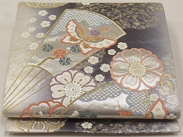 ■■■　サイズ　■■■ 長さ 430cm 幅 31cm程 ■■■　商品詳細　■■■ 【正絹】 詳細に関しましては、画像をご確認ください。 大変上質な逸品になります。 お安く出品致しますので、是非この機会にいかがでしょうか？ ■■■　注意事項　■■■ ■当店は在庫保管場所・発送場所が異なる関係上、同梱での発送ができかねます。 複数点ご購入の場合は、お手数ですが1点ずつ購入手続きをお願いいたします。 ■モニター発色の具合により色合いが異なる場合がございます。 ■寸法は多少の誤差が生じる場合がございますのでご了承ください。 ■シミ等のチェックには注意を払っておりますが、見落としがある場合もございますし、個人の見解も様々ですので神経質な方のご購入はお控えください。 ■箪笥に入っておりました着物や帯なので畳みシワや匂いがあるものもございます。 ■お休みは基本的に土日祝となりますが、その他臨時でお休みする場合がございますのでご了承ください。 ■商品の発送は平日のみの発送となります。 ■夜間と土曜、日曜日はお問い合わせの回答が遅れる場合がございます。 ■当店では、お直し、紋入れ、お手入れ等は承っておりません。 ■生地の状態（ヤケ、経年劣化等）によってはサイズ直しが出来ない場合がございます。 その点もどうかご了承のうえ、ご購入をお願いいたします。 ■着物のサイズ目安は下記を参考ください↓ ＜女性着物＞　身長-10cm+5cmが着用可能サイズ(お端折り次第) 　例）身長160cmの方→着物身丈150cm〜165cm ＜男性着物＞　身長-27cm ±5cmが着用可能サイズ 　例）身長170cmの方→着物身丈138cm〜148cm