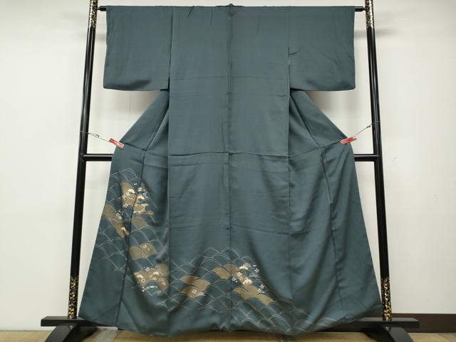 ■■■　サイズ　■■■ 身丈 158cm（肩から） 裄丈 63cm 袖丈 45cm　縫込み 5cm 袖幅 33cm 前幅 25cm 後幅 29cm 着物縫いこみ 内揚げ 6cm 裄 お袖側 約3cm　身頃側 約4cm ■■■　商品詳細　■■■ 【正絹・一つ紋】 状態は接写画像のように衿山・両袖口に薄い汚れがございますが その他特に目立ったシミ汚れなどもなく大変良い状態です。 大変上質な逸品になります。 お安く出品致しますので、是非この機会にいかがでしょうか？ ■■■　注意事項　■■■ ■モニター発色の具合により色合いが異なる場合がございます。 ■寸法は多少の誤差が生じる場合がございますのでご了承ください。 ■縫込みの長さが左右非対称の場合は短い部分を記載しております。 左右非対称であってもご返品・お値引き等の保証は出来かねますので、ご了承の上ご購入をお願い致します。 ■シミ等のチェックには注意を払っておりますが、見落としがある場合もございますし、個人の見解も様々ですので神経質な方のご購入はお控えください。 ■箪笥に入っておりました着物や帯なので畳みシワや匂いがあるものもございます。 ■お休みは基本的に土日祝となりますが、その他臨時でお休みする場合がございますのでご了承ください。 ■商品の発送は平日のみの発送となります。 ■夜間と土曜、日曜日はお問い合わせの回答が遅れる場合がございます。 ■当店では、お直し、紋入れ、お手入れ等は承っておりません。 ■生地の状態（ヤケ、経年劣化等）によってはサイズ直しが出来ない場合がございます。 その点もどうかご了承のうえ、ご購入をお願いいたします。 ■弊社で取り扱う商品は一点ものにつき、時期や在庫状況に応じて金額が変更となる場合がございます。 ■検針は行っておりません。予めご了承いただきますようお願いいたします。 ■【洗える着物】と記載のある商品におきましては、商品お届け後に洗濯を行ってしまってからのご返品にはご対応しかねます。 念の為、専門店でのお手入れをお願いいたします。 ■着物のサイズ目安は下記を参考ください↓ ＜女性着物＞　お端折り次第で＋5cm　−1cmが着用可能サイズ 　例）身丈170cmの場合、身長160cm〜175cm ＜男性着物＞　身丈＋約25cm〜27cm程が適応身長 　例）身丈155cmの場合、身長180〜182cm