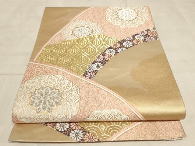 ■■■　サイズ　■■■ 長さ 428cm 幅 30.5cm程 ■■■　商品詳細　■■■ 【正絹・芯なし】 詳細に関しましては、画像をご確認ください。 大変上質な逸品になります。 お安く出品致しますので、是非この機会にいかがでしょうか？ ※汚れ等に関しましては、着用時には見えない部分になるかと思いますのであまり気にならずお召になれるかと思います。 ■■■　注意事項　■■■ ■モニター発色の具合により色合いが異なる場合がございます。 ■寸法は多少の誤差が生じる場合がございますのでご了承ください。 ■縫込みの長さが左右非対称の場合は短い部分を記載しております。 左右非対称であってもご返品・お値引き等の保証は出来かねますので、ご了承の上ご購入をお願い致します。 ■シミ等のチェックには注意を払っておりますが、見落としがある場合もございますし、個人の見解も様々ですので神経質な方のご購入はお控えください。 ■箪笥に入っておりました着物や帯なので畳みシワや匂いがあるものもございます。 ■お休みは基本的に土日祝となりますが、その他臨時でお休みする場合がございますのでご了承ください。 ■商品の発送は平日のみの発送となります。 ■夜間と土曜、日曜日はお問い合わせの回答が遅れる場合がございます。 ■当店では、お直し、紋入れ、お手入れ等は承っておりません。 ■生地の状態（ヤケ、経年劣化等）によってはサイズ直しが出来ない場合がございます。 その点もどうかご了承のうえ、ご購入をお願いいたします。 ■弊社で取り扱う商品は一点ものにつき、時期や在庫状況に応じて金額が変更となる場合がございます。 ■検針は行っておりません。予めご了承いただきますようお願いいたします。 ■【洗える着物】と記載のある商品におきましては、商品お届け後に洗濯を行ってしまってからのご返品にはご対応しかねます。 念の為、専門店でのお手入れをお願いいたします。 ■着物のサイズ目安は下記を参考ください↓ ＜女性着物＞　お端折り次第で＋5cm　−1cmが着用可能サイズ 　例）身丈170cmの場合、身長160cm〜175cm ＜男性着物＞　身丈＋約25cm〜27cm程が適応身長 　例）身丈155cmの場合、身長180〜182cm