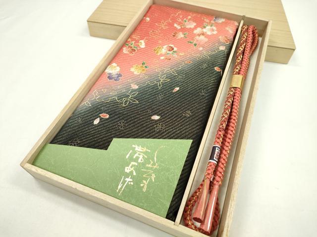 ■■■　サイズ　■■■ 帯締め　約165cm（房含む） ■■■　商品詳細　■■■ 【正絹・未使用】 状態は特に目立ったシミ汚れなどもなく大変良い状態です。 大変上質な逸品になります。 お安く出品致しますので、是非この機会にいかがでしょうか？ ■■■　注意事項　■■■ ■モニター発色の具合により色合いが異なる場合がございます。 ■寸法は多少の誤差が生じる場合がございますのでご了承ください。 ■縫込みの長さが左右非対称の場合は短い部分を記載しております。 左右非対称であってもご返品・お値引き等の保証は出来かねますので、ご了承の上ご購入をお願い致します。 ■シミ等のチェックには注意を払っておりますが、見落としがある場合もございますし、個人の見解も様々ですので神経質な方のご購入はお控えください。 ■箪笥に入っておりました着物や帯なので畳みシワや匂いがあるものもございます。 ■お休みは基本的に土日祝となりますが、その他臨時でお休みする場合がございますのでご了承ください。 ■商品の発送は平日のみの発送となります。 ■夜間と土曜、日曜日はお問い合わせの回答が遅れる場合がございます。 ■当店では、お直し、紋入れ、お手入れ等は承っておりません。 ■生地の状態（ヤケ、経年劣化等）によってはサイズ直しが出来ない場合がございます。 その点もどうかご了承のうえ、ご購入をお願いいたします。 ■弊社で取り扱う商品は一点ものにつき、時期や在庫状況に応じて金額が変更となる場合がございます。 ■検針は行っておりません。予めご了承いただきますようお願いいたします。 ■【洗える着物】と記載のある商品におきましては、商品お届け後に洗濯を行ってしまってからのご返品にはご対応しかねます。 念の為、専門店でのお手入れをお願いいたします。 ■着物のサイズ目安は下記を参考ください↓ ＜女性着物＞　お端折り次第で＋5?　−10?が着用可能サイズ 　例）身丈170?の場合、身長160?〜175? ＜男性着物＞　身丈＋約25?〜27?程が適応身長 　例）身丈155?の場合、身長180〜182?