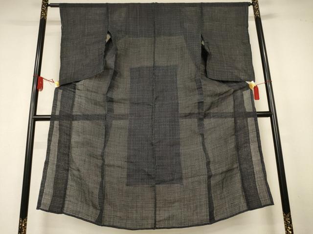 ■■■　サイズ　■■■ 身丈 143.5cm（肩から） 裄丈 62cm 袖丈 58.5cm　縫込み 0cm 袖幅 31.5cm 前幅 22cm 後幅 29cm 着物縫いこみ 内揚げ 0cm 裄 お袖側 約1cm　身頃側 約0cm ■■■　商品詳細　■■■ 【麻】 状態は接写画像のように表地所々・肩当てに薄い汚れがございます。 大変上質な逸品になりますのでぜひお手入れをされてお召しになられてはいかがでしょうか。 お安く出品致しますので、是非この機会にいかがでしょうか？ ■■■　注意事項　■■■ ■モニター発色の具合により色合いが異なる場合がございます。 ■寸法は多少の誤差が生じる場合がございますのでご了承ください。 ■縫込みの長さが左右非対称の場合は短い部分を記載しております。 左右非対称であってもご返品・お値引き等の保証は出来かねますので、ご了承の上ご購入をお願い致します。 ■シミ等のチェックには注意を払っておりますが、見落としがある場合もございますし、個人の見解も様々ですので神経質な方のご購入はお控えください。 ■箪笥に入っておりました着物や帯なので畳みシワや匂いがあるものもございます。 ■お休みは基本的に土日祝となりますが、その他臨時でお休みする場合がございますのでご了承ください。 ■商品の発送は平日のみの発送となります。 ■夜間と土曜、日曜日はお問い合わせの回答が遅れる場合がございます。 ■当店では、お直し、紋入れ、お手入れ等は承っておりません。 ■生地の状態（ヤケ、経年劣化等）によってはサイズ直しが出来ない場合がございます。 その点もどうかご了承のうえ、ご購入をお願いいたします。 ■弊社で取り扱う商品は一点ものにつき、時期や在庫状況に応じて金額が変更となる場合がございます。 ■検針は行っておりません。予めご了承いただきますようお願いいたします。 ■【洗える着物】と記載のある商品におきましては、商品お届け後に洗濯を行ってしまってからのご返品にはご対応しかねます。 念の為、専門店でのお手入れをお願いいたします。 ■写真に写っている物が全てになります。それ以外の付属品はございませんのでご了承ください。 ■状態に関する写真につきましては、掲載可能な写真枚数に限りがあるため、各箇所につき1枚参考画像を掲載しております。 ■着物のサイズ目安は下記を参考ください↓ ＜女性着物＞　お端折り次第で＋5cm　−1cmが着用可能サイズ 　例）身丈170cmの場合、身長160cm〜175cm ＜男性着物＞　身丈＋約25cm〜27cm程が適応身長 　例）身丈155cmの場合、身長180〜182cm