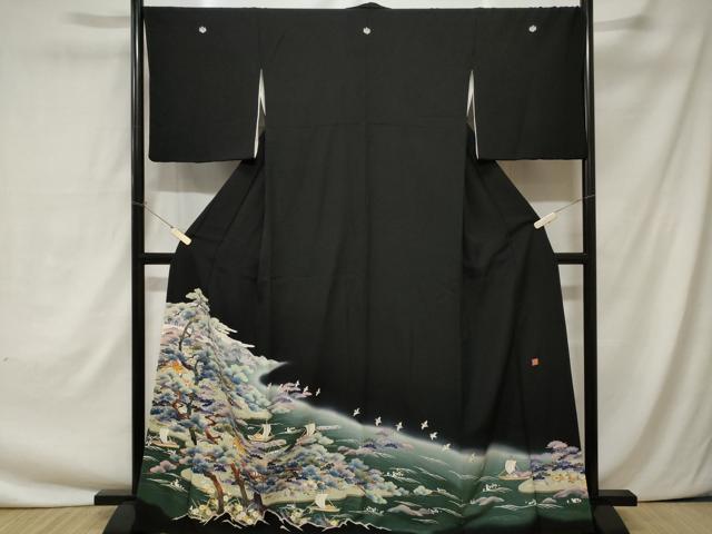 ■■■　サイズ　■■■ 身丈 167cm（肩から） 裄丈 68cm 袖丈 48cm　縫込み 5cm 袖幅 35cm 前幅 24.5cm 後幅 31cm 着物縫いこみ 内揚げ 4cm 裄 お袖側 約1cm　身頃側 約1cm ■■■　商品詳細　■■■ 【正絹・五つ紋・比翼仕立て】 状態は画像を添付しておりますので、そちらをご確認下さいますよう宜しくお願い致します。 大変上質な逸品になります。 お安く出品致しますので、是非この機会にいかがでしょうか？ ■■■　注意事項　■■■ ■モニター発色の具合により色合いが異なる場合がございます。 ■寸法は多少の誤差が生じる場合がございますのでご了承ください。 ■縫込みの長さが左右非対称の場合は短い部分を記載しております。 左右非対称であってもご返品・お値引き等の保証は出来かねますので、ご了承の上ご購入をお願い致します。 ■シミ等のチェックには注意を払っておりますが、見落としがある場合もございますし、個人の見解も様々ですので神経質な方のご購入はお控えください。 ■箪笥に入っておりました着物や帯なので畳みシワや匂いがあるものもございます。 ■お休みは基本的に土日祝となりますが、その他臨時でお休みする場合がございますのでご了承ください。 ■商品の発送は平日のみの発送となります。 ■夜間と土曜、日曜日はお問い合わせの回答が遅れる場合がございます。 ■当店では、お直し、紋入れ、お手入れ等は承っておりません。 ■生地の状態（ヤケ、経年劣化等）によってはサイズ直しが出来ない場合がございます。 その点もどうかご了承のうえ、ご購入をお願いいたします。 ■弊社で取り扱う商品は一点ものにつき、時期や在庫状況に応じて金額が変更となる場合がございます。 ■検針は行っておりません。予めご了承いただきますようお願いいたします。 ■【洗える着物】と記載のある商品におきましては、商品お届け後に洗濯を行ってしまってからのご返品にはご対応しかねます。 念の為、専門店でのお手入れをお願いいたします。 ■着物のサイズ目安は下記を参考ください↓ ＜女性着物＞　お端折り次第で＋5cm　−1cmが着用可能サイズ 　例）身丈170cmの場合、身長160cm〜175cm ＜男性着物＞　身丈＋約25cm〜27cm程が適応身長 　例）身丈155cmの場合、身長180〜182cm