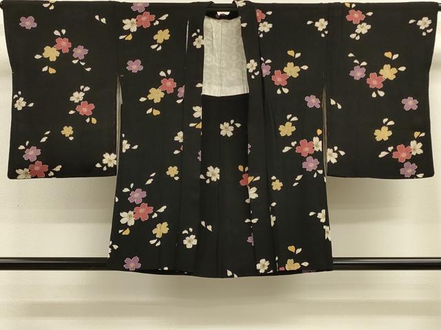 ■■■　サイズ　■■■ 身丈 80cm（肩から） 裄丈 65cm 袖丈 53cm　縫込み 4.5cm 袖幅 33cm 前幅 18cm 後幅 31cm 裄 お袖側 約1.5cm　身頃側 約1.5cm ■■■　商品詳細　■■■ 【正絹】 状態は接写画像のように羽裏に薄い汚れがございますが その他特に目立ったシミ汚れなどもなく大変良い状態です。 大変上質な逸品になります。 お安く出品致しますので、是非この機会にいかがでしょうか？ ■■■　注意事項　■■■ ■モニター発色の具合により色合いが異なる場合がございます。 ■寸法は多少の誤差が生じる場合がございますのでご了承ください。 ■縫込みの長さが左右非対称の場合は短い部分を記載しております。 左右非対称であってもご返品・お値引き等の保証は出来かねますので、ご了承の上ご購入をお願い致します。 ■シミ等のチェックには注意を払っておりますが、見落としがある場合もございますし、個人の見解も様々ですので神経質な方のご購入はお控えください。 ■箪笥に入っておりました着物や帯なので畳みシワや匂いがあるものもございます。 ■お休みは基本的に土日祝となりますが、その他臨時でお休みする場合がございますのでご了承ください。 ■商品の発送は平日のみの発送となります。 ■夜間と土曜、日曜日はお問い合わせの回答が遅れる場合がございます。 ■当店では、お直し、紋入れ、お手入れ等は承っておりません。 ■生地の状態（ヤケ、経年劣化等）によってはサイズ直しが出来ない場合がございます。 その点もどうかご了承のうえ、ご購入をお願いいたします。 ■弊社で取り扱う商品は一点ものにつき、時期や在庫状況に応じて金額が変更となる場合がございます。 ■検針は行っておりません。予めご了承いただきますようお願いいたします。 ■【洗える着物】と記載のある商品におきましては、商品お届け後に洗濯を行ってしまってからのご返品にはご対応しかねます。 念の為、専門店でのお手入れをお願いいたします。 ■写真に写っている物が全てになります。それ以外の付属品はございませんのでご了承ください。 ■状態に関する写真につきましては、掲載可能な写真枚数に限りがあるため、各箇所につき1枚参考画像を掲載しております。 ■着物のサイズ目安は下記を参考ください↓ ＜女性着物＞　お端折り次第で＋5cm　−1cmが着用可能サイズ 　例）身丈170cmの場合、身長160cm〜175cm ＜男性着物＞　身丈＋約25cm〜27cm程が適応身長 　例）身丈155cmの場合、身長180〜182cm