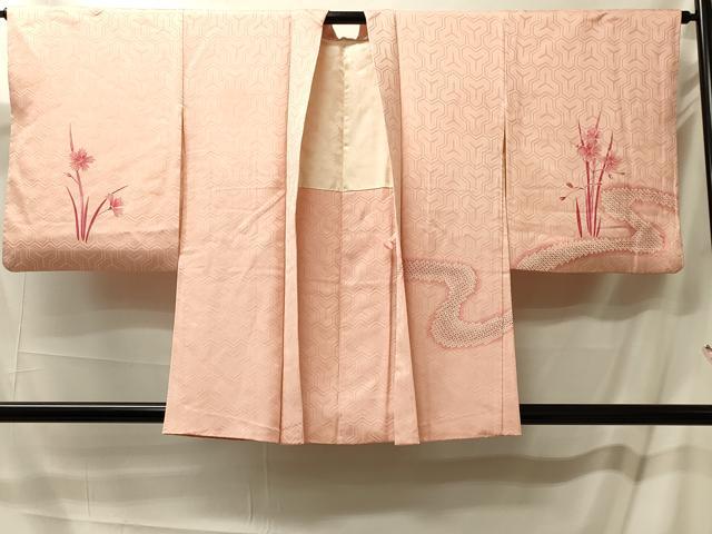 ■■■　サイズ　■■■ 身丈 81cm（肩から） 裄丈 65.5cm 袖丈 51cm　縫込み 4cm 袖幅 34cm 前幅 19cm 後幅 30cm 裄 お袖側 約0cm　身頃側 約2cm ■■■　商品詳細　■■■ 【正絹】 状態は接写画像のように右袖前に薄い汚れがございますが その他特に目立ったシミ汚れなどもなく大変良い状態です。 大変上質な逸品になります。 お安く出品致しますので、是非この機会にいかがでしょうか？ ■■■　注意事項　■■■ ■モニター発色の具合により色合いが異なる場合がございます。 ■寸法は多少の誤差が生じる場合がございますのでご了承ください。 ■縫込みの長さが左右非対称の場合は短い部分を記載しております。 左右非対称であってもご返品・お値引き等の保証は出来かねますので、ご了承の上ご購入をお願い致します。 ■シミ等のチェックには注意を払っておりますが、見落としがある場合もございますし、個人の見解も様々ですので神経質な方のご購入はお控えください。 ■汚れやシミの種類につきましては、専門ではない為、正確な判別が難しく商品説明では種類を特定せず、汚れやシミと記載させております。 恐れ入りますが、ご了承くださいますようお願い申し上げます。 ■箪笥に入っておりました着物や帯なので畳みシワや匂いがあるものもございます。 ■お休みは基本的に土日祝となりますが、その他臨時でお休みする場合がございますのでご了承ください。 ■商品の発送は平日のみの発送となります。 ■夜間と土曜、日曜日はお問い合わせの回答が遅れる場合がございます。 ■当店では、お直し、紋入れ、お手入れ等は承っておりません。 ■生地の状態（ヤケ、経年劣化等）によってはサイズ直しが出来ない場合がございます。 その点もどうかご了承のうえ、ご購入をお願いいたします。 ■弊社で取り扱う商品は一点ものにつき、時期や在庫状況に応じて金額が変更となる場合がございます。 ■検針は行っておりません。予めご了承いただきますようお願いいたします。 ■【洗える着物】と記載のある商品におきましては、商品お届け後に洗濯を行ってしまってからのご返品にはご対応しかねます。 念の為、専門店でのお手入れをお願いいたします。 ■写真に写っている物が全てになります。それ以外の付属品はございませんのでご了承ください。 ■状態に関する写真につきましては、掲載可能な写真枚数に限りがあるため、各箇所につき1枚参考画像を掲載しております。 ■着物のサイズ目安は下記を参考ください↓ ＜女性着物＞　お端折り次第で＋5cm　−1cmが着用可能サイズ 　例）身丈170cmの場合、身長160cm〜175cm ＜男性着物＞　身丈＋約25cm〜27cm程が適応身長 　例）身丈155cmの場合、身長180〜182cm