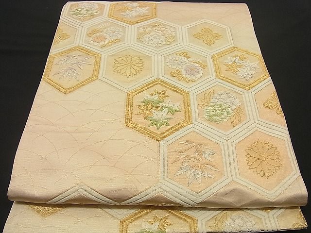■■■　サイズ　■■■ 長さ 410cm 幅 30.5cm程 ■■■　商品詳細　■■■ 【正絹・芯なし】 状態は接写画像のように 前柄・柄止まり・裏地に薄い汚れ、表地所々に薄いアクがございます。 大変上質な逸品になりますのでぜひお手入れをされてお召しになられてはいかがでしょうか。 お安く出品致しますので、是非この機会にいかがでしょうか？ ■■■　注意事項　■■■ ■モニター発色の具合により色合いが異なる場合がございます。 ■寸法は多少の誤差が生じる場合がございますのでご了承ください。 ■縫込みの長さが左右非対称の場合は短い部分を記載しております。 左右非対称であってもご返品・お値引き等の保証は出来かねますので、ご了承の上ご購入をお願い致します。 ■シミ等のチェックには注意を払っておりますが、見落としがある場合もございますし、個人の見解も様々ですので神経質な方のご購入はお控えください。 ■箪笥に入っておりました着物や帯なので畳みシワや匂いがあるものもございます。 ■お休みは基本的に土日祝となりますが、その他臨時でお休みする場合がございますのでご了承ください。 ■商品の発送は平日のみの発送となります。 ■夜間と土曜、日曜日はお問い合わせの回答が遅れる場合がございます。 ■当店では、お直し、紋入れ、お手入れ等は承っておりません。 ■生地の状態（ヤケ、経年劣化等）によってはサイズ直しが出来ない場合がございます。 その点もどうかご了承のうえ、ご購入をお願いいたします。 ■弊社で取り扱う商品は一点ものにつき、時期や在庫状況に応じて金額が変更となる場合がございます。 ■検針は行っておりません。予めご了承いただきますようお願いいたします。 ■【洗える着物】と記載のある商品におきましては、商品お届け後に洗濯を行ってしまってからのご返品にはご対応しかねます。 念の為、専門店でのお手入れをお願いいたします。 ■着物のサイズ目安は下記を参考ください↓ ＜女性着物＞　お端折り次第で＋5cm　−1cmが着用可能サイズ 　例）身丈170cmの場合、身長160cm〜175cm ＜男性着物＞　身丈＋約25cm〜27cm程が適応身長 　例）身丈155cmの場合、身長180〜182cm