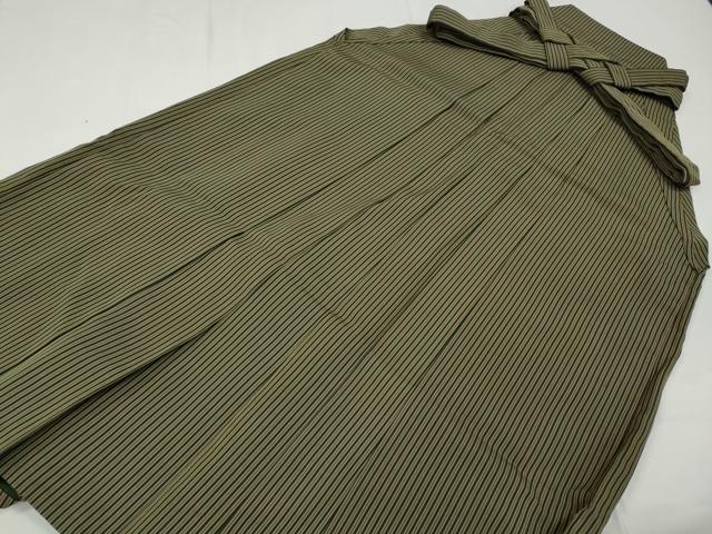 ■■■　サイズ　■■■ 紐下丈　約85.5cm ■■■　商品詳細　■■■ 【正絹】 状態は接写画像のように後ろひだ・裏地に薄い汚れ、表地所々に糸解けがございます。 大変上質な逸品になりますのでぜひお手入れをされてお召しになられてはいかがでしょうか。 お安く出品致しますので、是非この機会にいかがでしょうか？ ■■■　注意事項　■■■ ■モニター発色の具合により色合いが異なる場合がございます。 ■寸法は多少の誤差が生じる場合がございますのでご了承ください。 ■縫込みの長さが左右非対称の場合は短い部分を記載しております。 左右非対称であってもご返品・お値引き等の保証は出来かねますので、ご了承の上ご購入をお願い致します。 ■シミ等のチェックには注意を払っておりますが、見落としがある場合もございますし、個人の見解も様々ですので神経質な方のご購入はお控えください。 ■箪笥に入っておりました着物や帯なので畳みシワや匂いがあるものもございます。 ■お休みは基本的に土日祝となりますが、その他臨時でお休みする場合がございますのでご了承ください。 ■商品の発送は平日のみの発送となります。 ■夜間と土曜、日曜日はお問い合わせの回答が遅れる場合がございます。 ■当店では、お直し、紋入れ、お手入れ等は承っておりません。 ■生地の状態（ヤケ、経年劣化等）によってはサイズ直しが出来ない場合がございます。 その点もどうかご了承のうえ、ご購入をお願いいたします。 ■弊社で取り扱う商品は一点ものにつき、時期や在庫状況に応じて金額が変更となる場合がございます。 ■検針は行っておりません。予めご了承いただきますようお願いいたします。 ■【洗える着物】と記載のある商品におきましては、商品お届け後に洗濯を行ってしまってからのご返品にはご対応しかねます。 念の為、専門店でのお手入れをお願いいたします。 ■着物のサイズ目安は下記を参考ください↓ ＜女性着物＞　お端折り次第で＋5cm　−1cmが着用可能サイズ 　例）身丈170cmの場合、身長160cm〜175cm ＜男性着物＞　身丈＋約25cm〜27cm程が適応身長 　例）身丈155cmの場合、身長180〜182cm